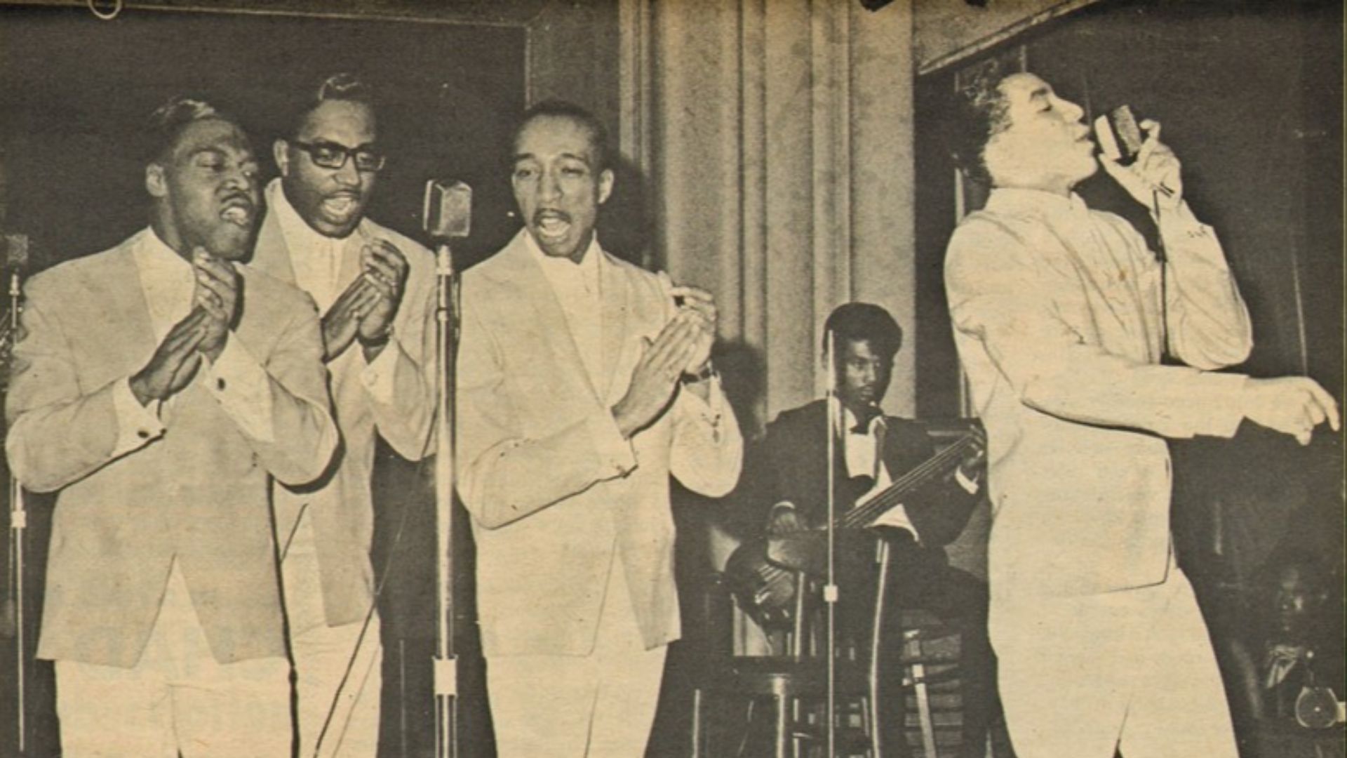 File:Smokey robinson and the miracles 1966.jpg