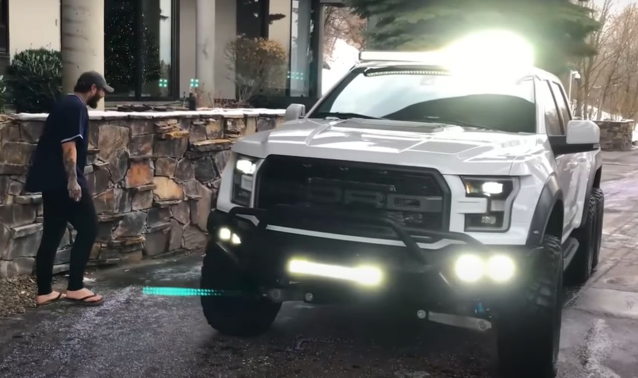 Hennessey VelociRaptor 6x6 (White)