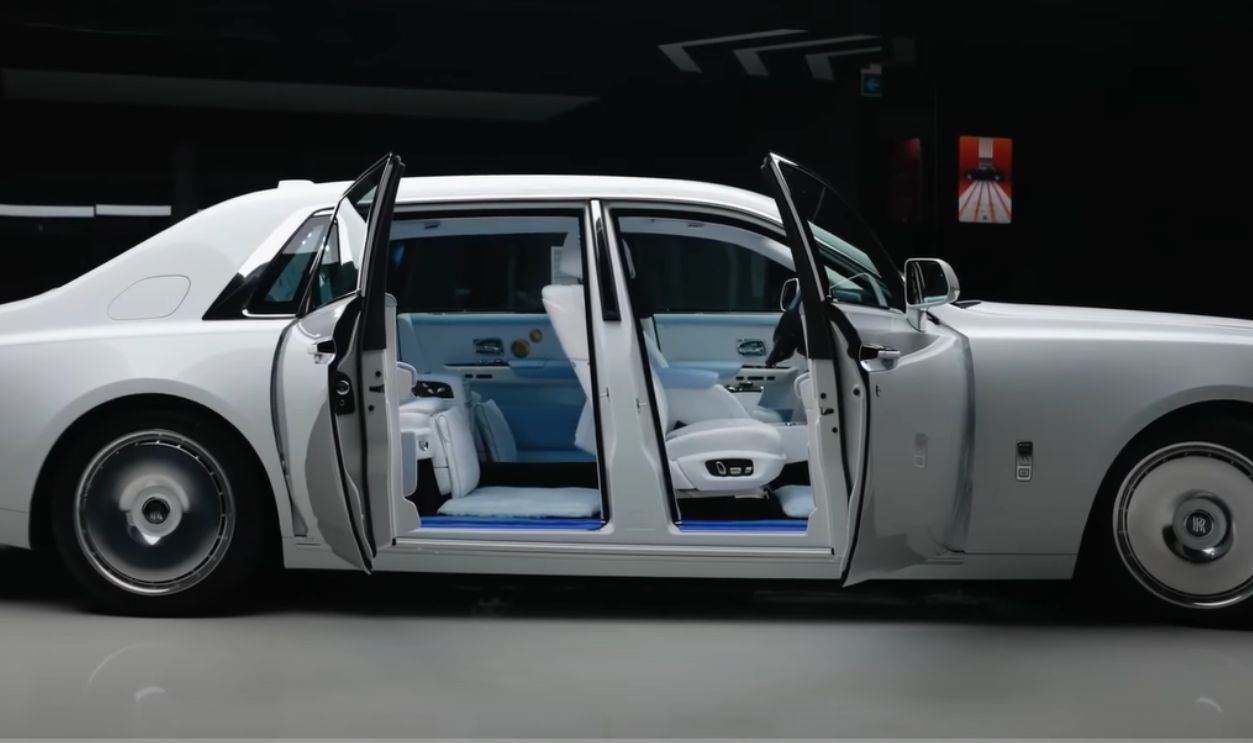 Rolls-Royce Phantom (2018, Extended Wheelbase, White)