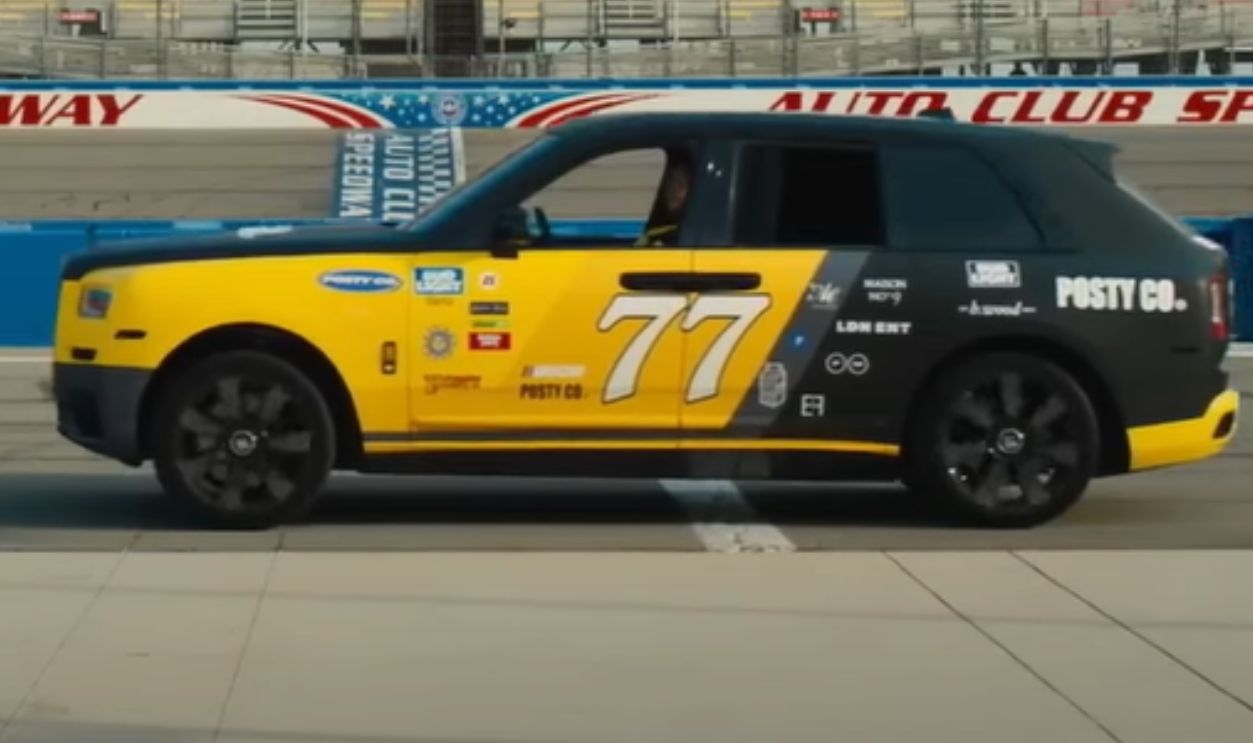 Rolls-Royce Cullinan Black Badge (2021, Black With Yellow Interior) (Cont.)