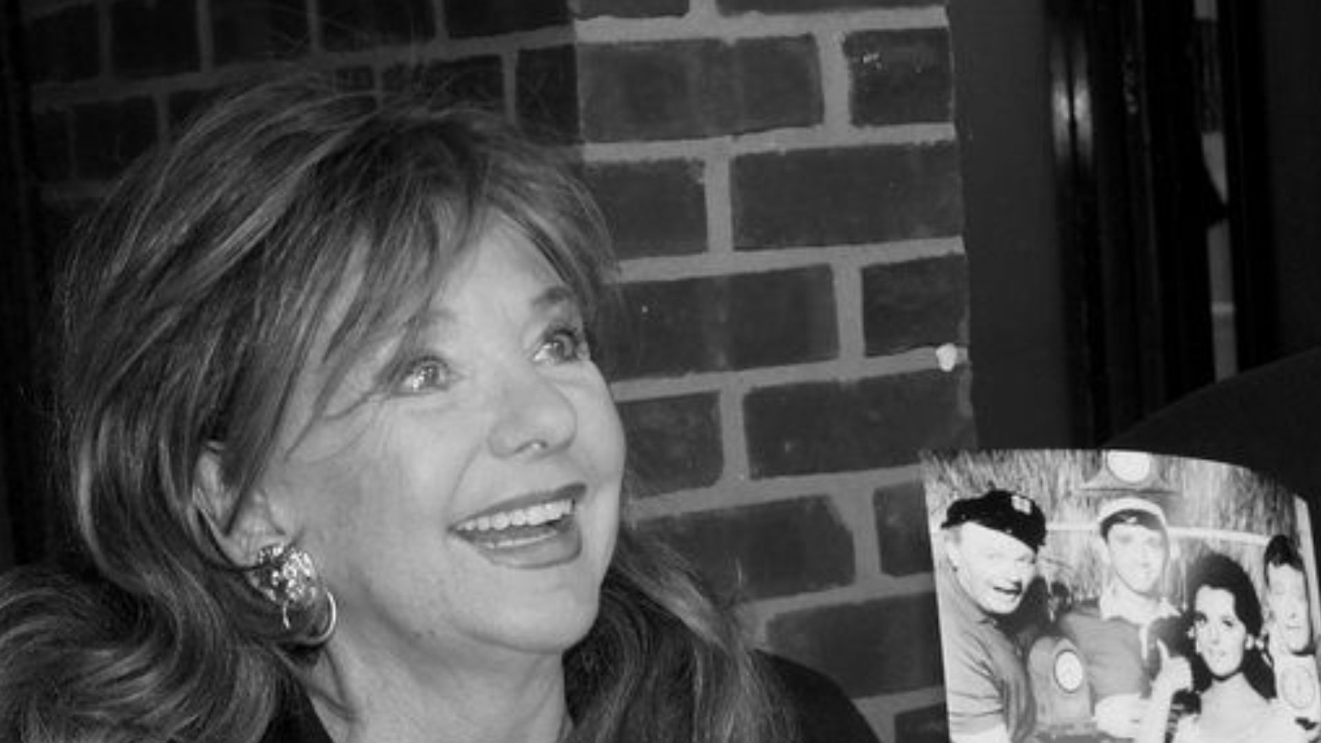 File:Dawn Wells with memories.jpg