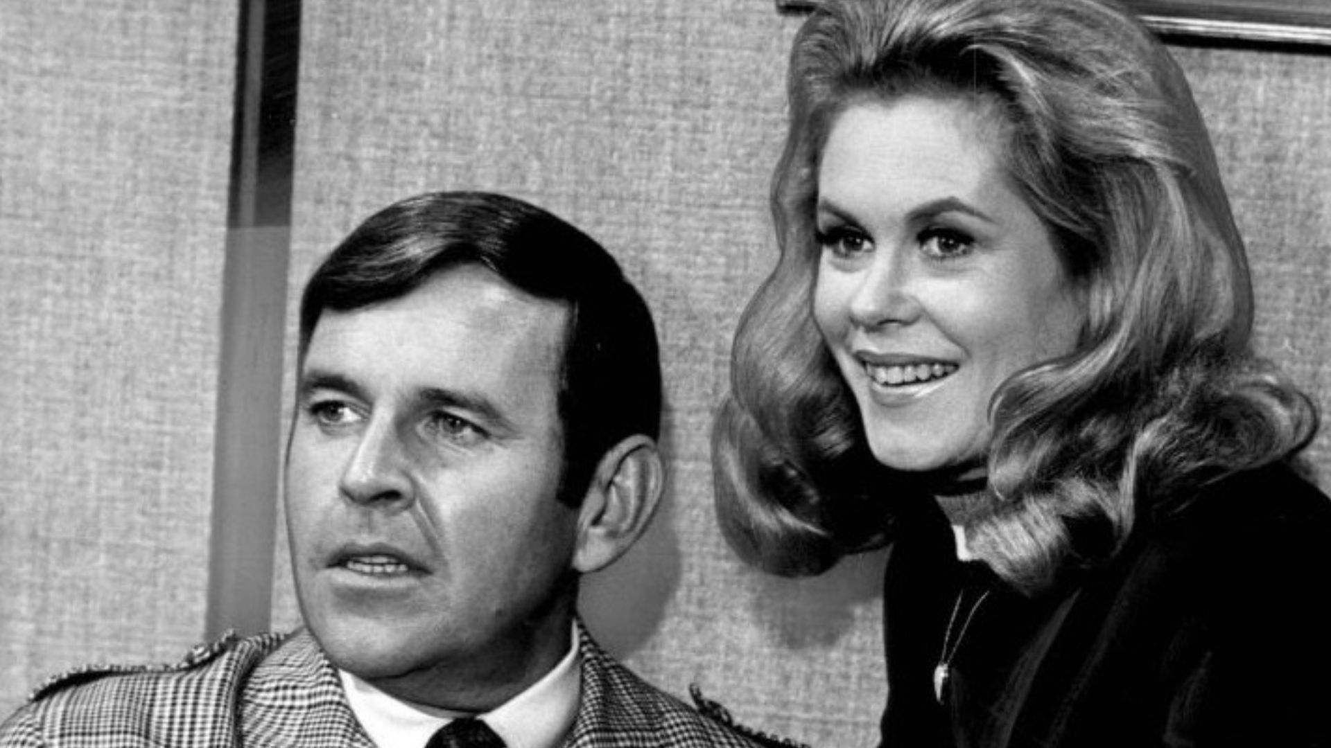 File:Bewitched Paul Lynde Elizabeth Montgomery 1968.jpg