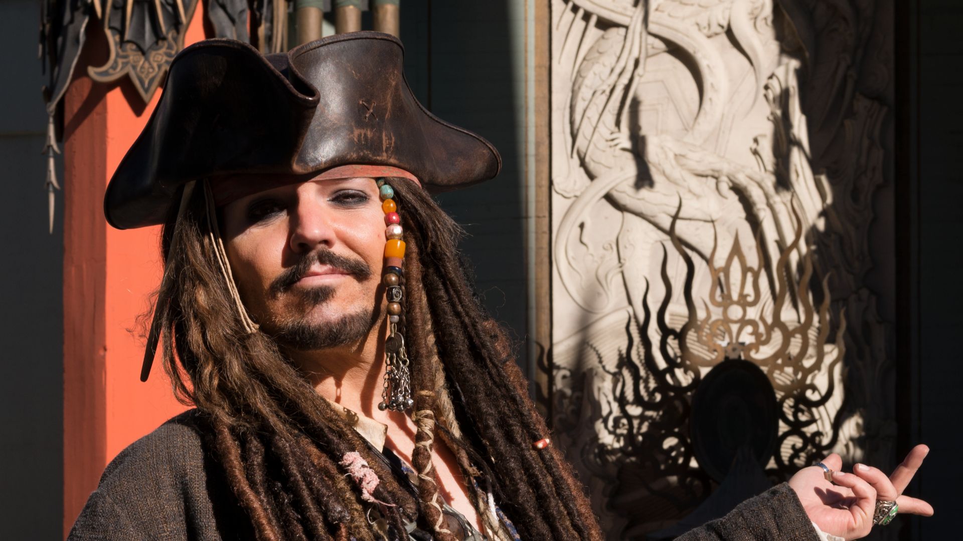 File:Dale Clark poses as Johnny Depp, in Pirates of the Caribbean, 24391.jpg