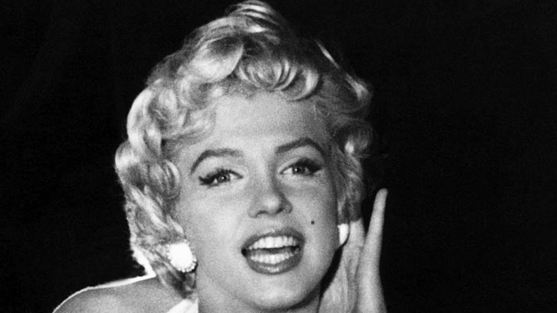 File:Marilyn Monroe photo pose Seven Year Itch.jpg
