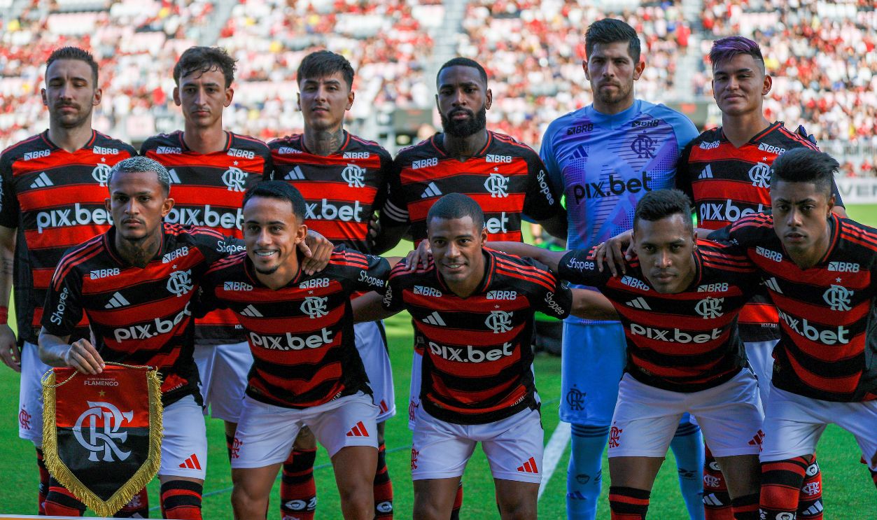  Players of Flamengo pose for a team photo prior to a friendly match between Sao Paulo and Flamengo at Chase Stadium on January 19, 2025 in Fort Lauderdale, Florida.