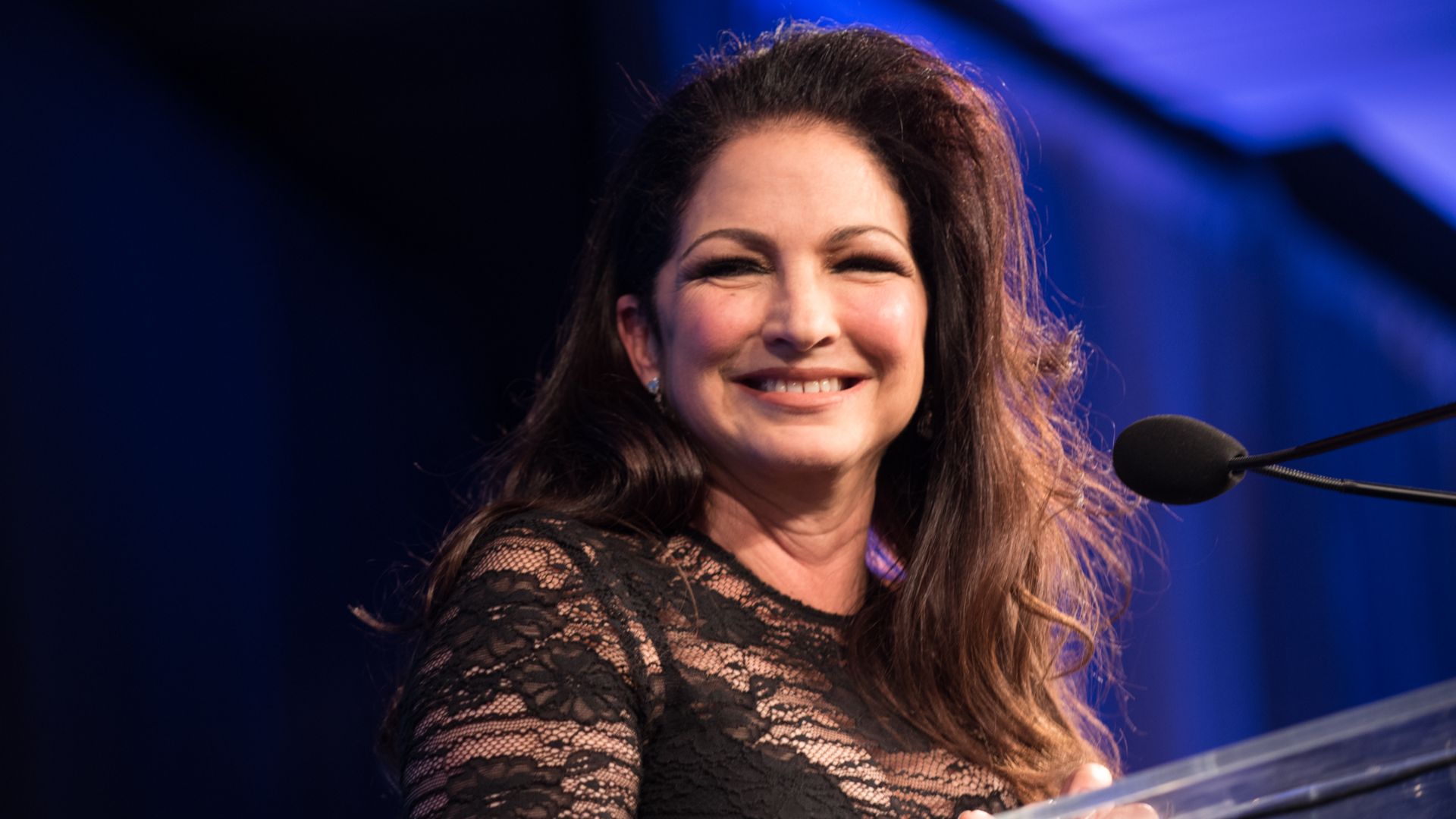 File:Gloria Estefan 180510-D-SW162-2278 (28167706288).jpg