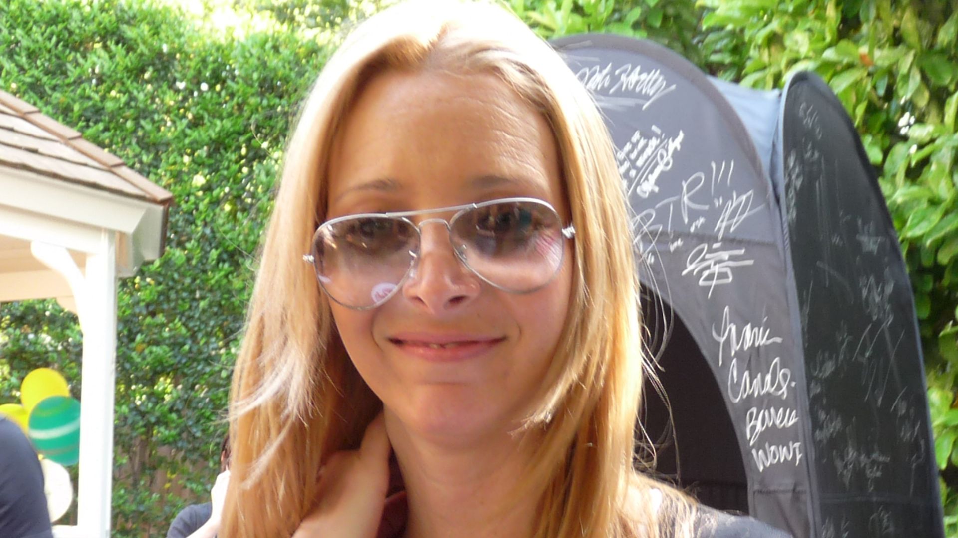 File:Lisa Kudrow with DaddyCakes.jpg