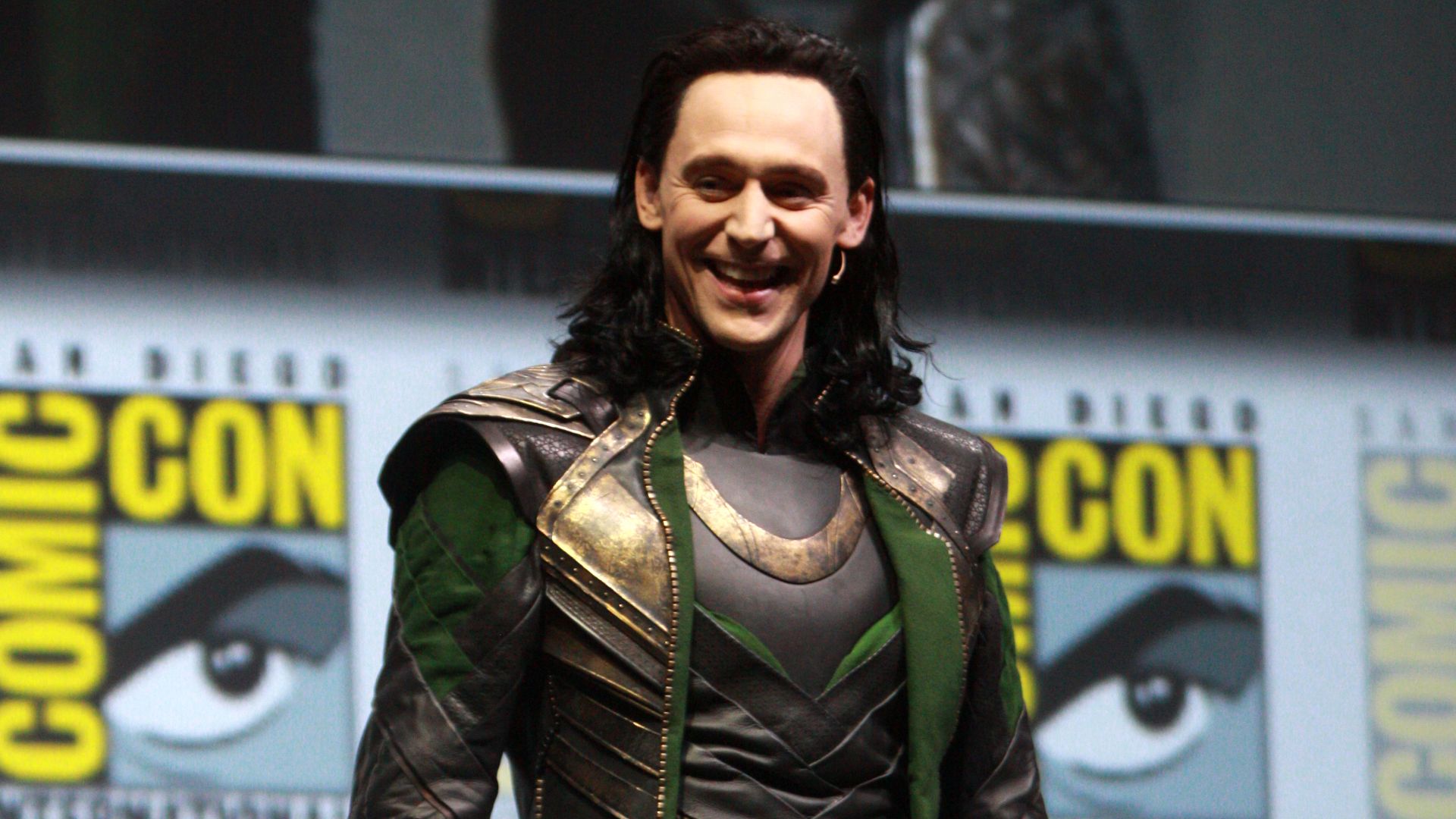 File:Tom Hiddleston by Gage Skidmore.jpg