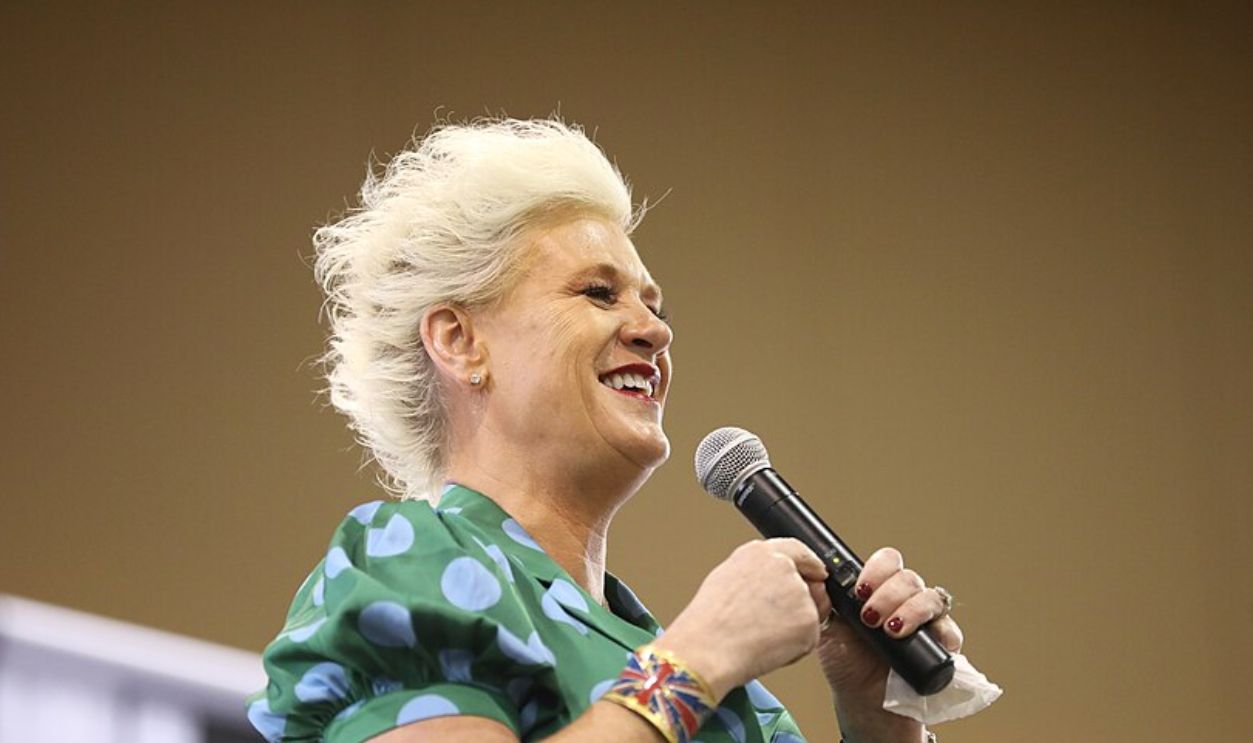 Anne Burrell (1969–2025)