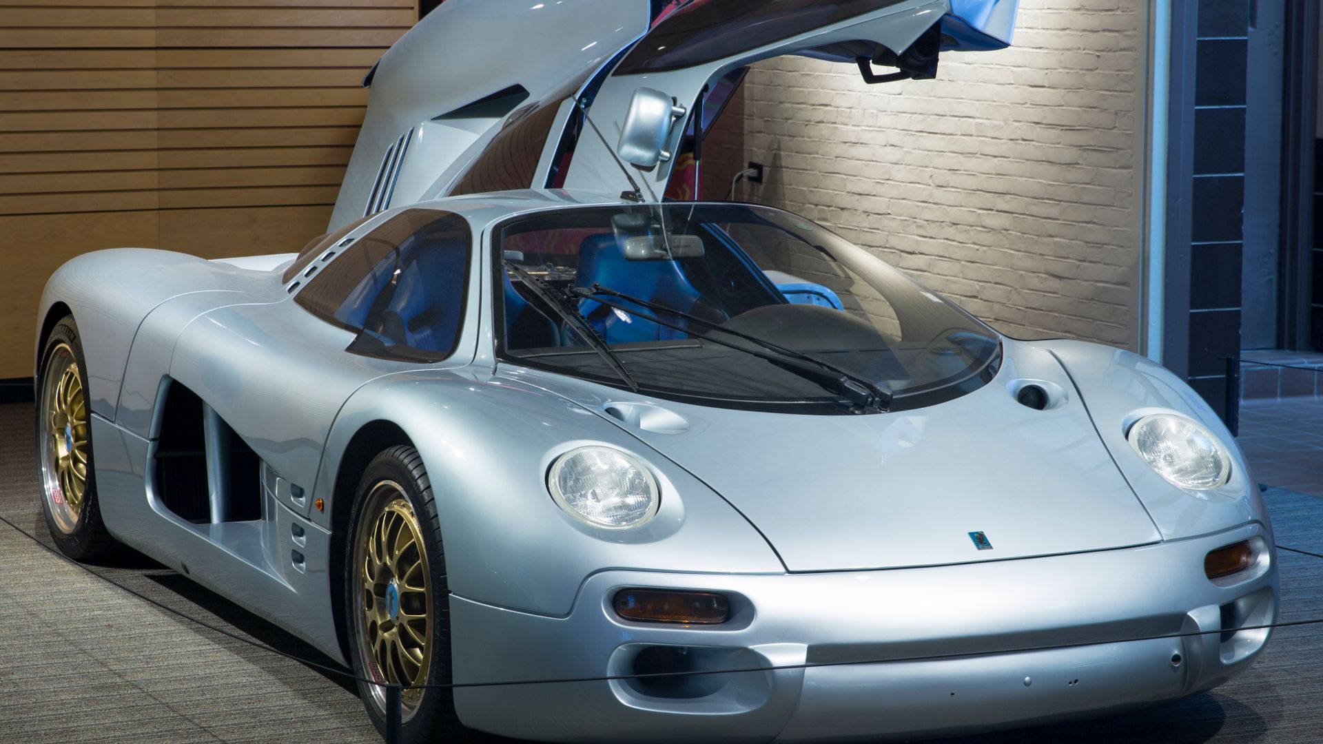 File:Isdera Commendatore 112i, front right (Saratoga).jpg