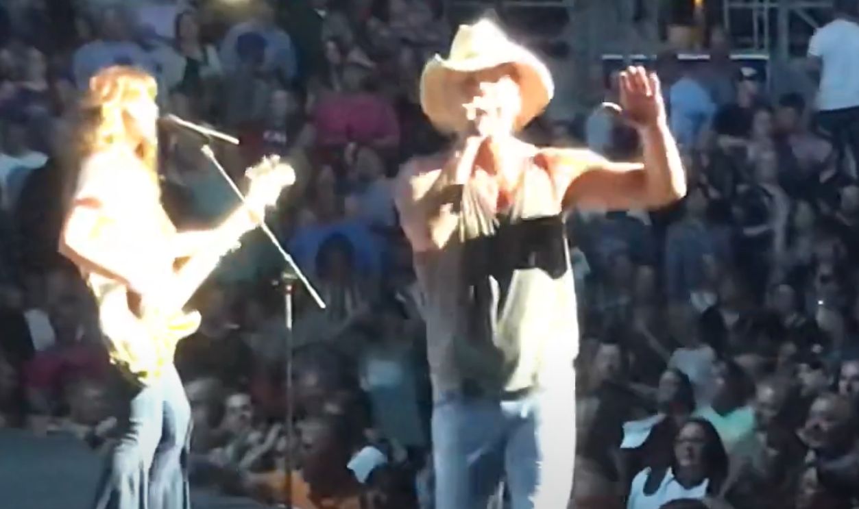 Kenny Chesney & Pink “Setting The World On Fire”