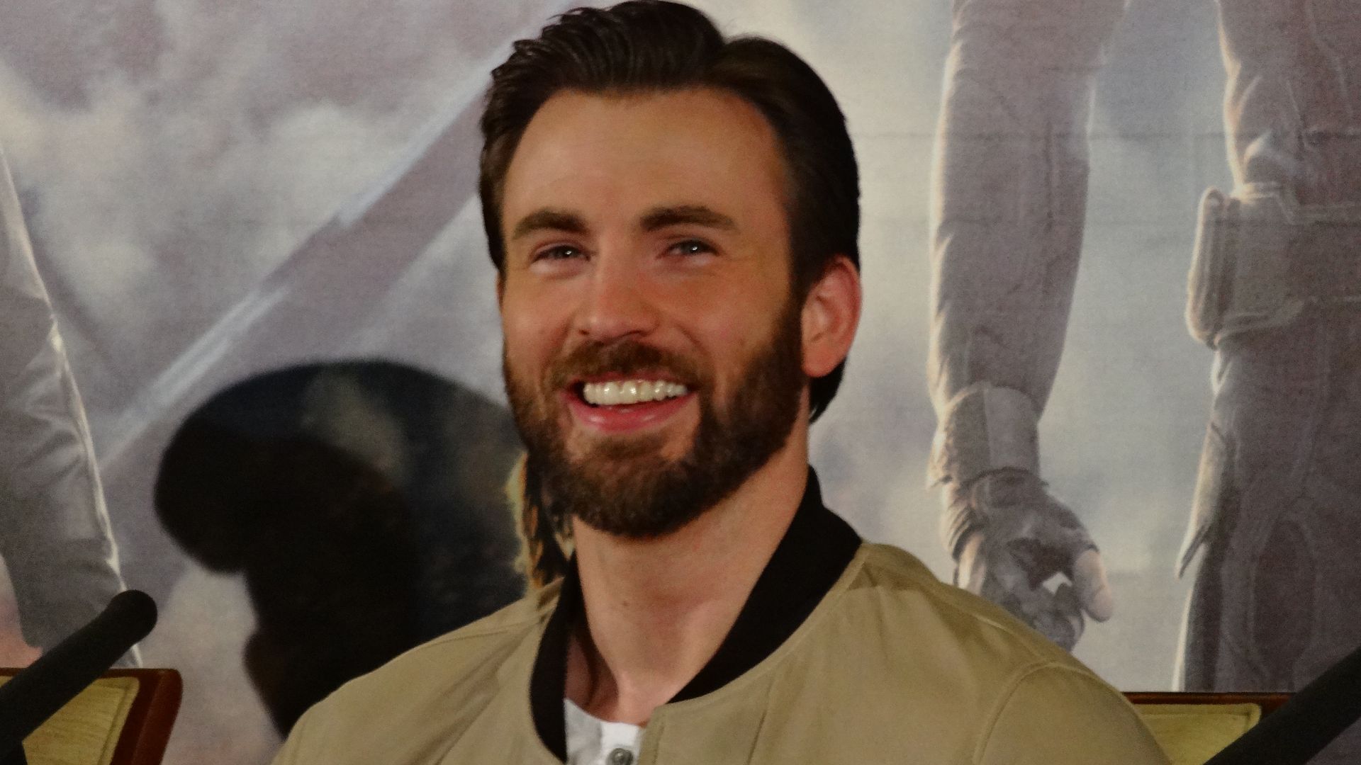 File:Chris Evans - Captain America 2 press conference.jpg