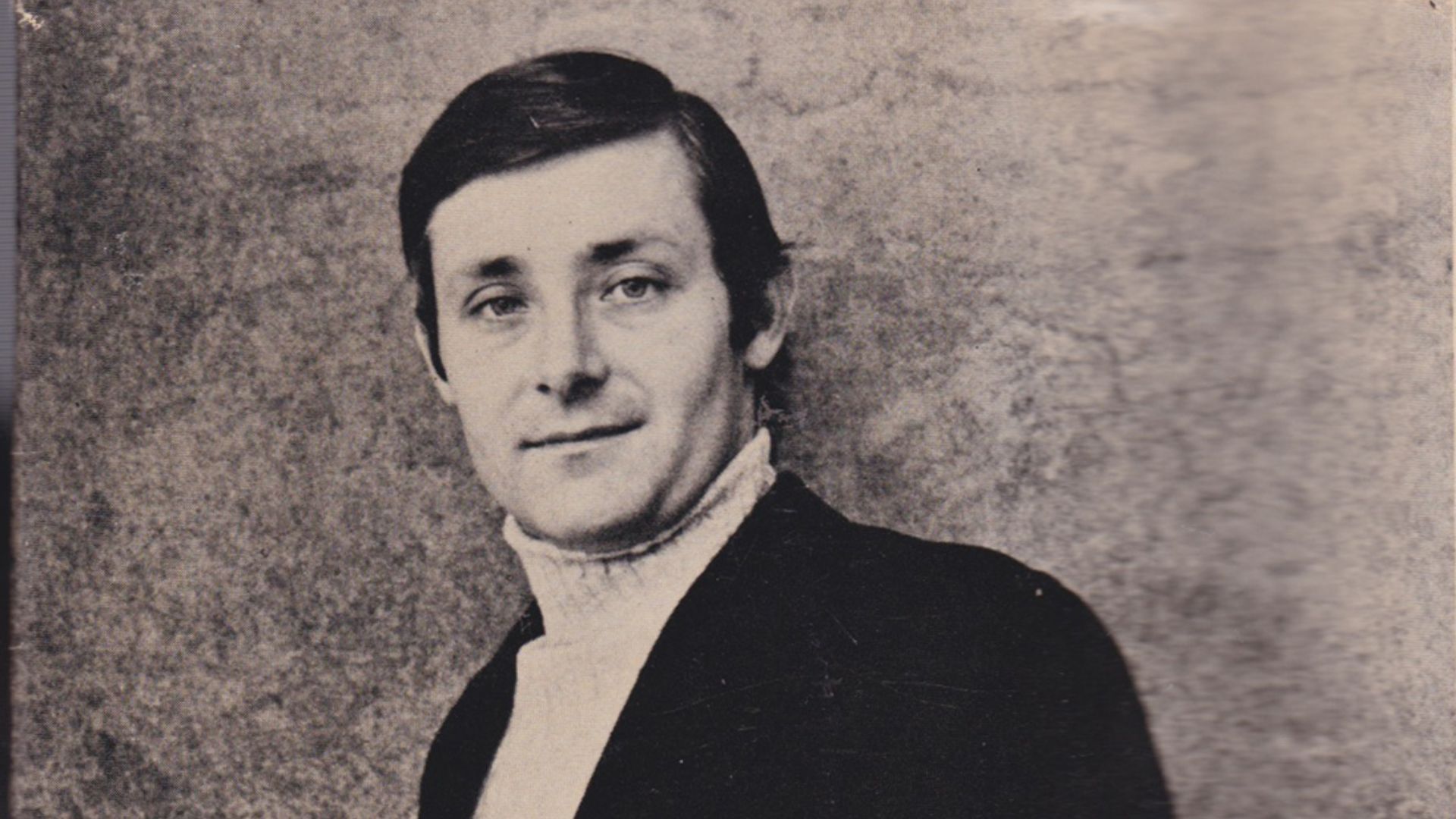 File:Jaws (1974) back cover featuring a portrait photograph of Peter Benchley by Alex Gotfryd, first edition.jpg