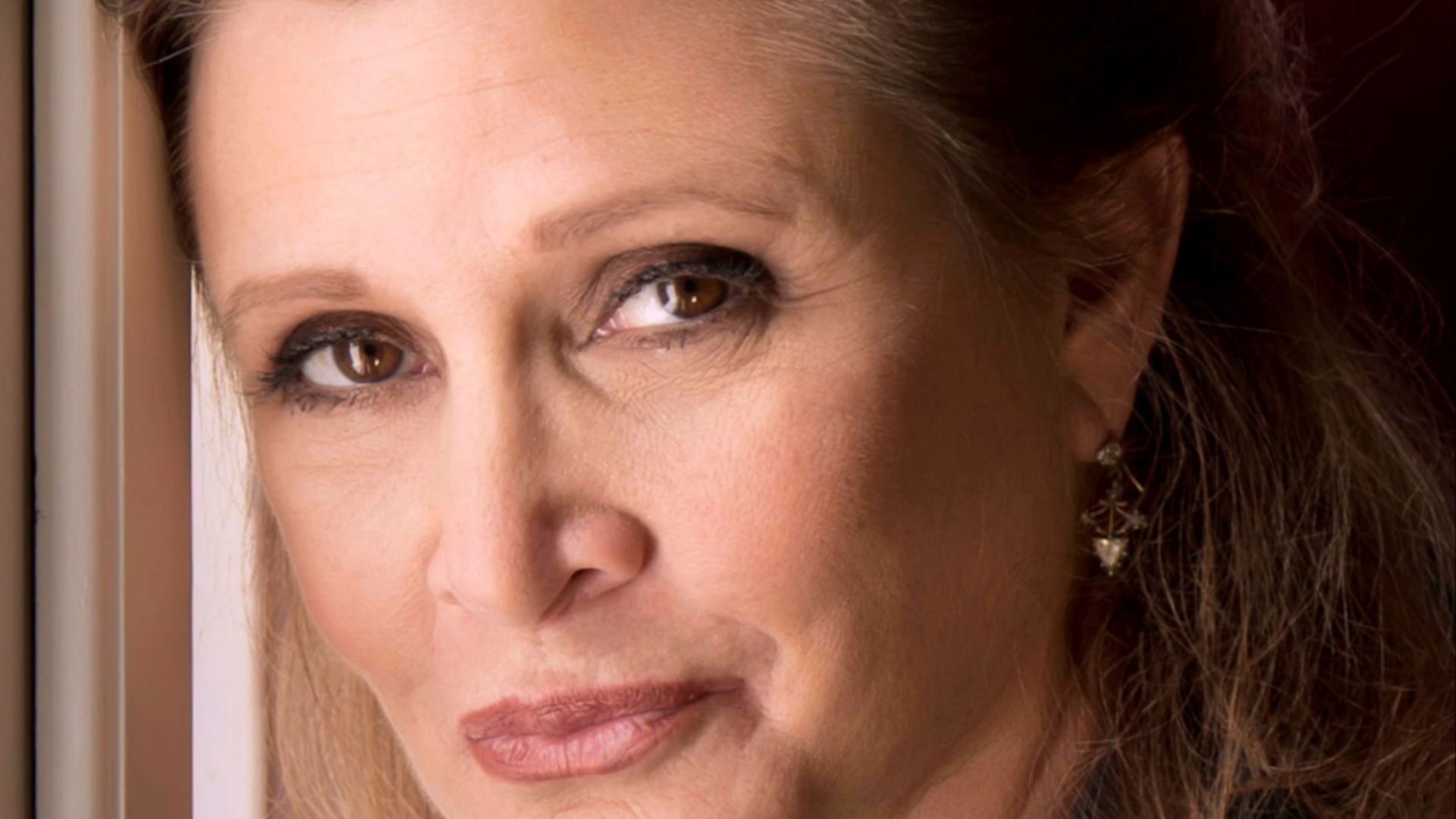 File:Carrie Fisher 2013-a straightened.jpg