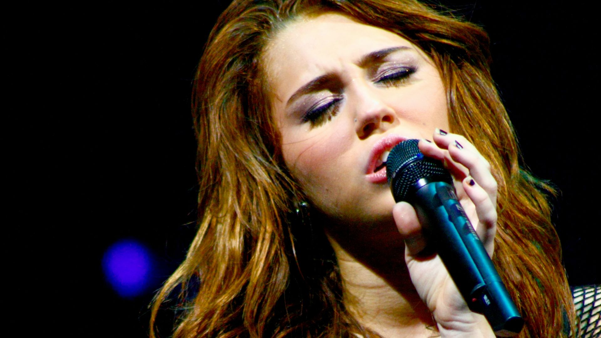 File:Miley Cyrus Wonder World concert at Auburn Hills 07.jpg