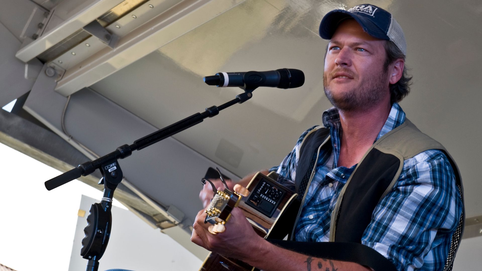 File:Blake Shelton 110402-F-AQ406-513.jpg