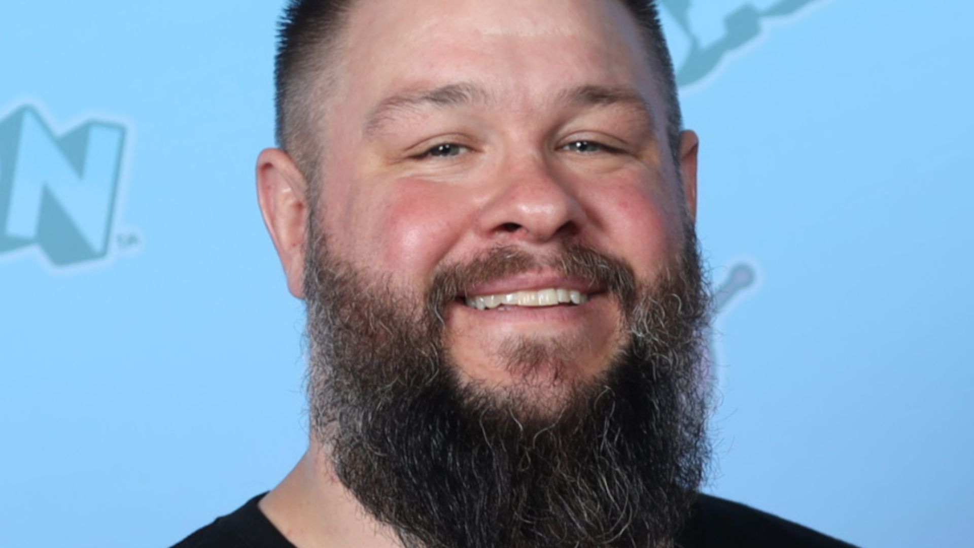 File:Kevin Owens Photo Op GalaxyCon Raleigh 2023.jpg