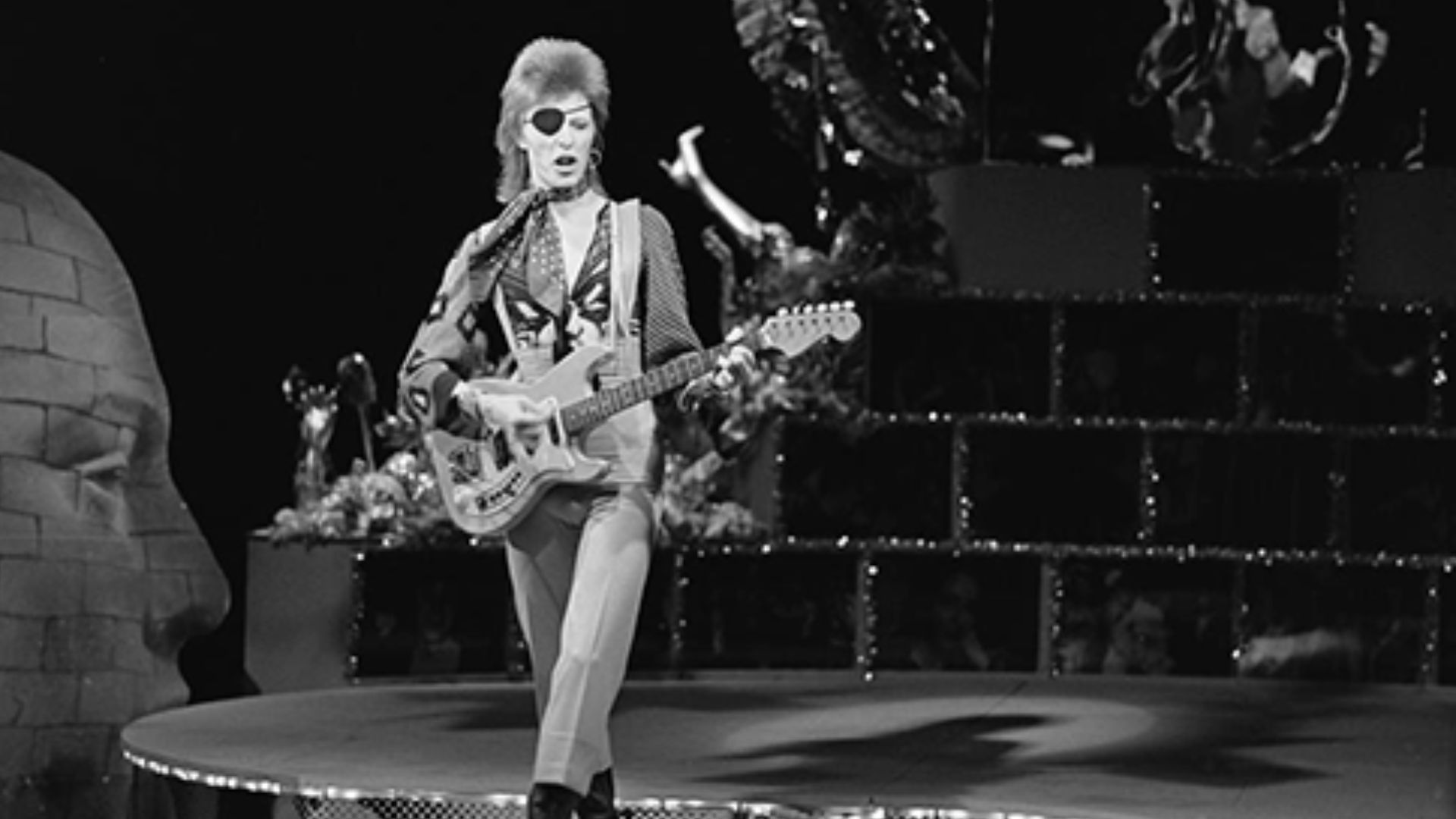 File:David Bowie - TopPop 1974 06.png