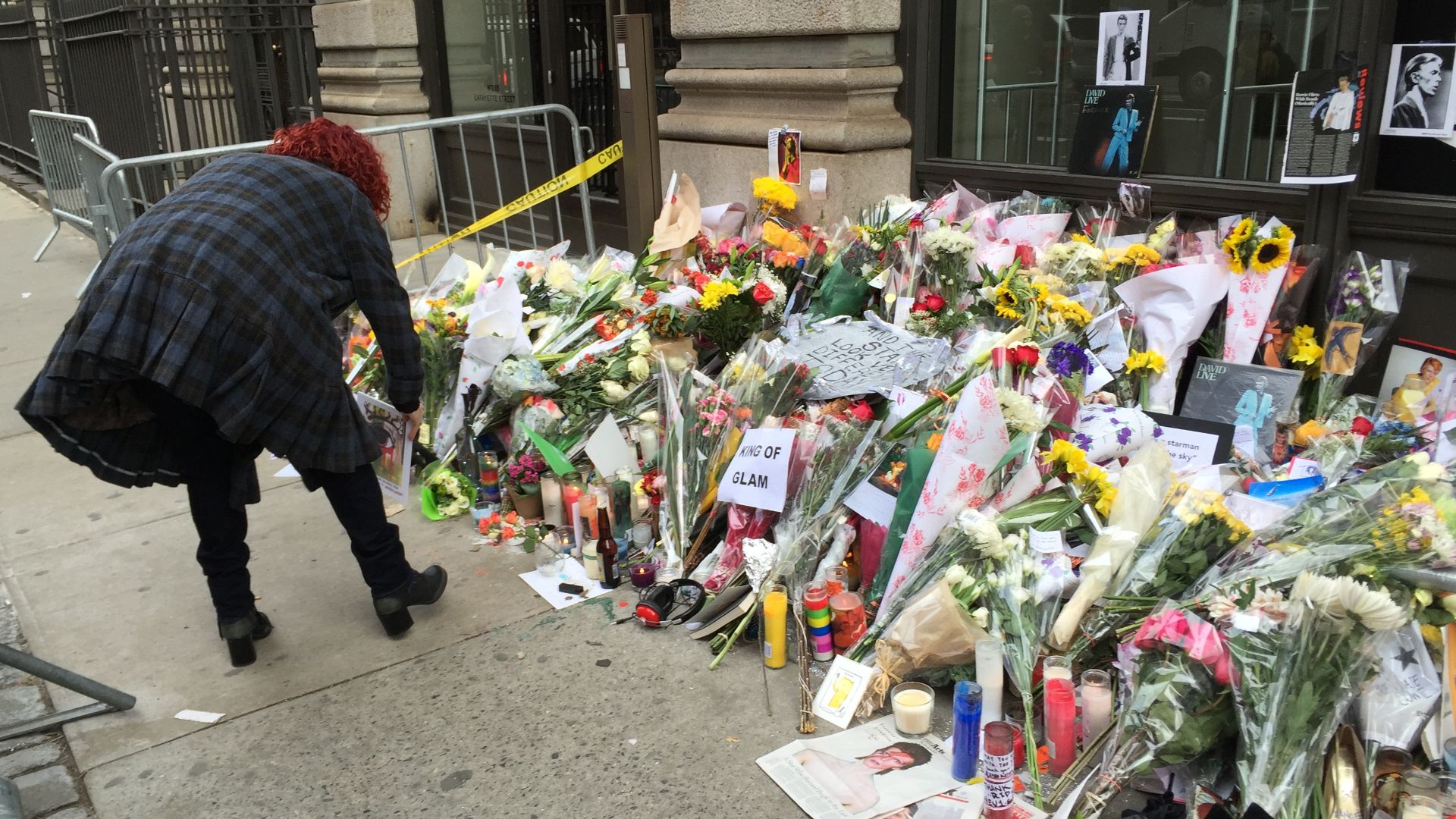 File:David Bowie Death New York Apartment Memorial 2016 7.JPG