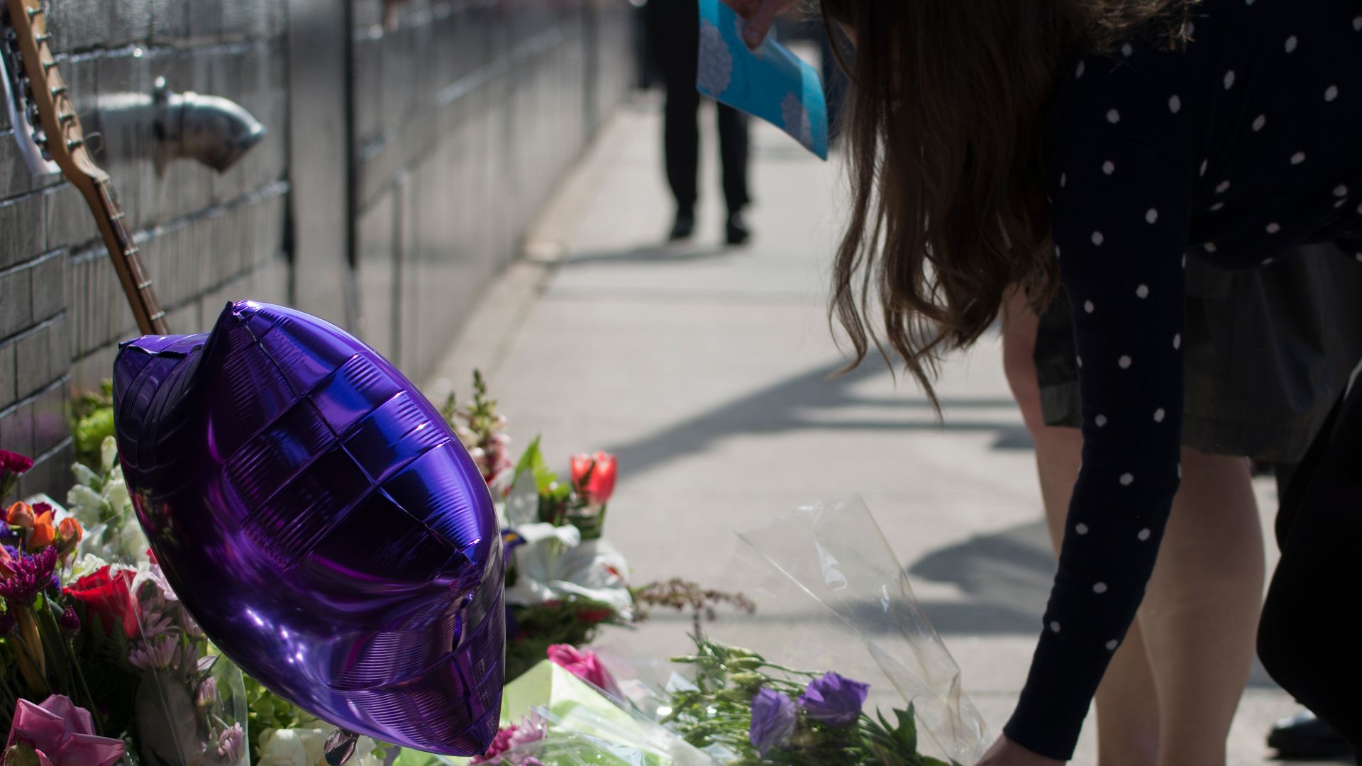File:Leaving flowers for Prince at First Avenue in Minneapolis (25961157864).jpg