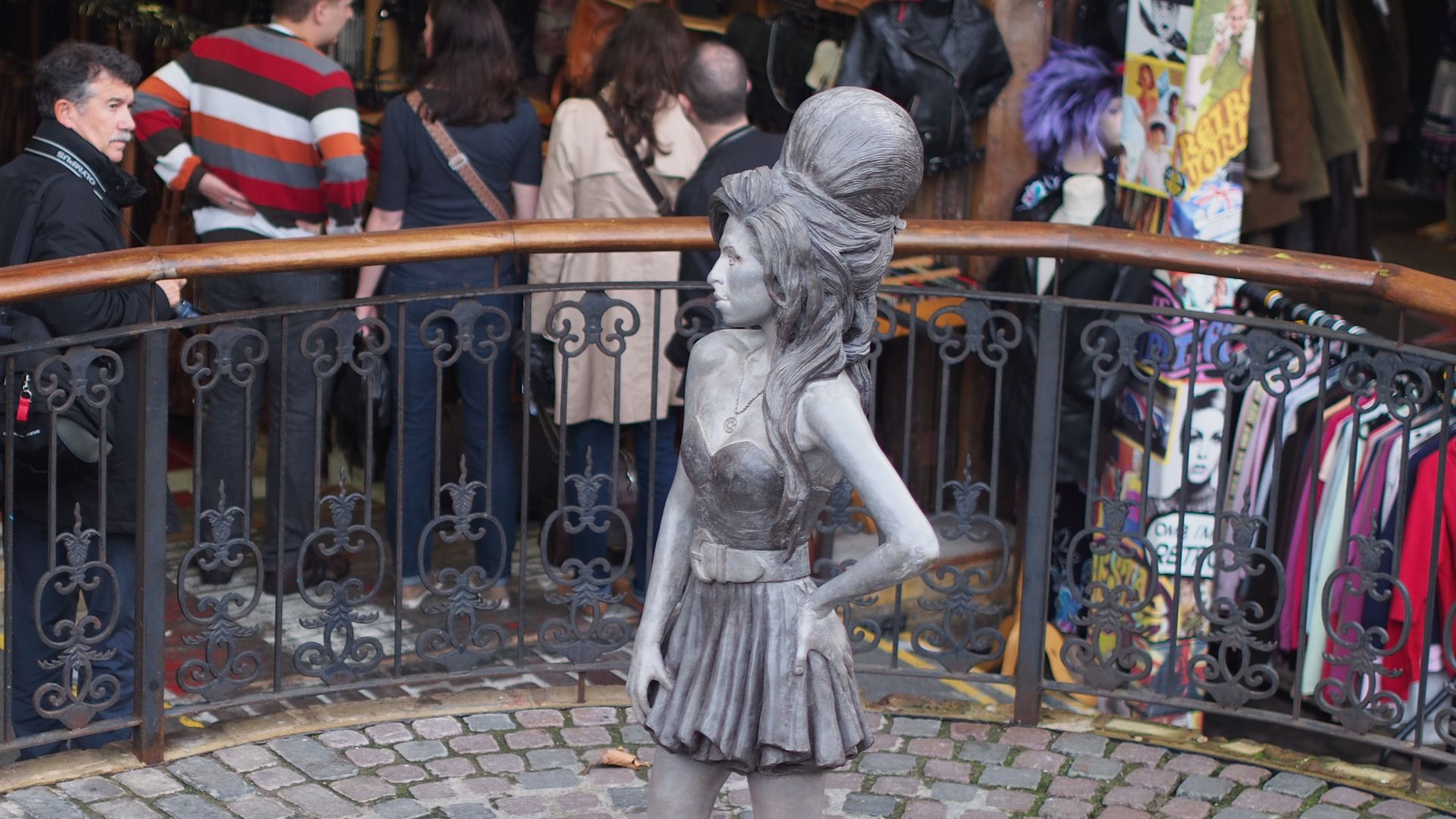 File:Amy Winehouse Statue Neil Crump 2014.jpg
