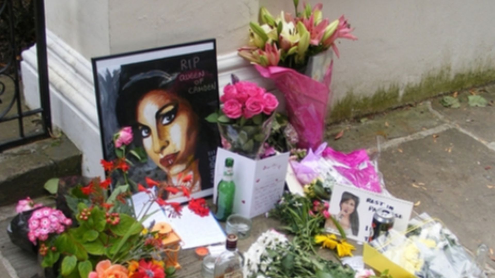 File:Amy Winehouse Mamorial 2.jpg