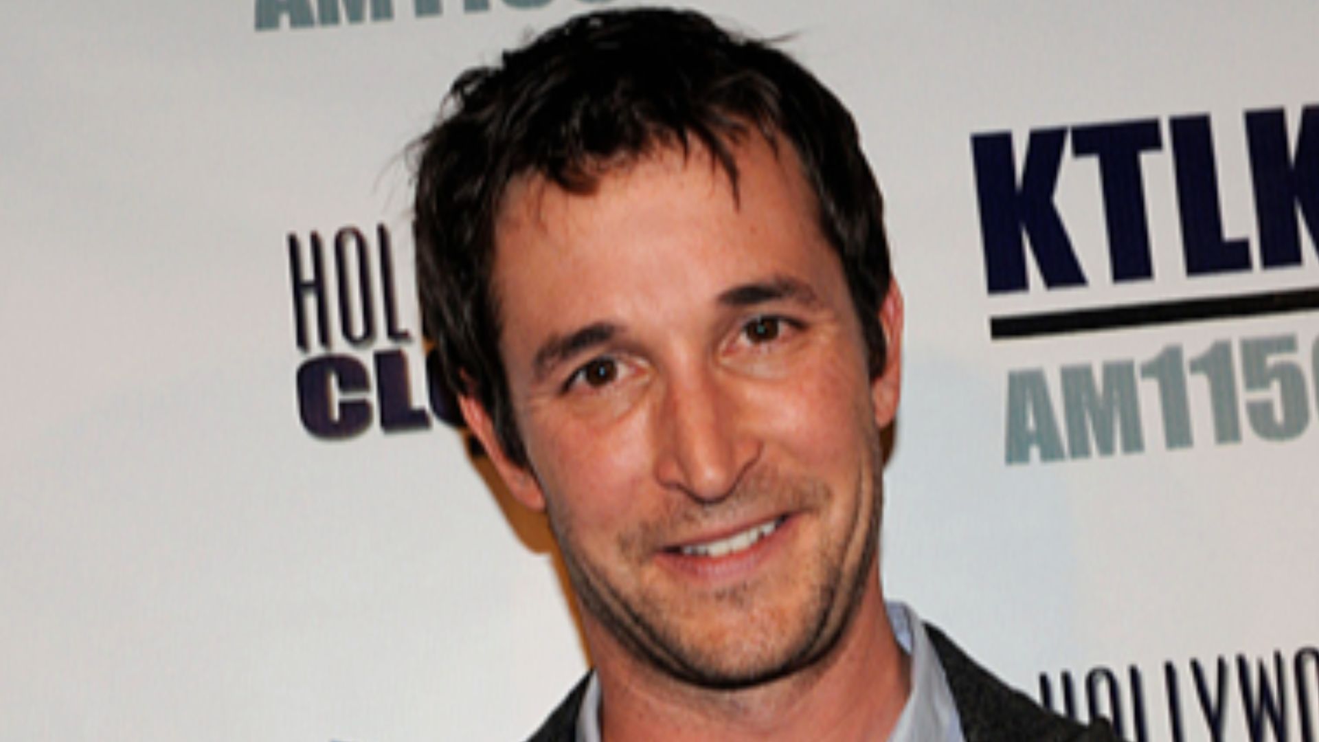 File:Noah Wyle Reminds Obama of His Promises for Peace.jpg