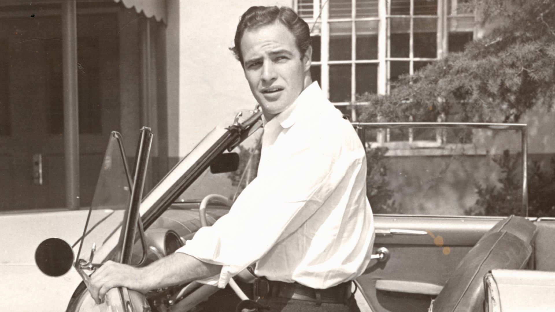 File:Photo The american actor Marlon Brando while getting into a white Ford car 1951 - Touring Club Italiano 04 0956.jpg