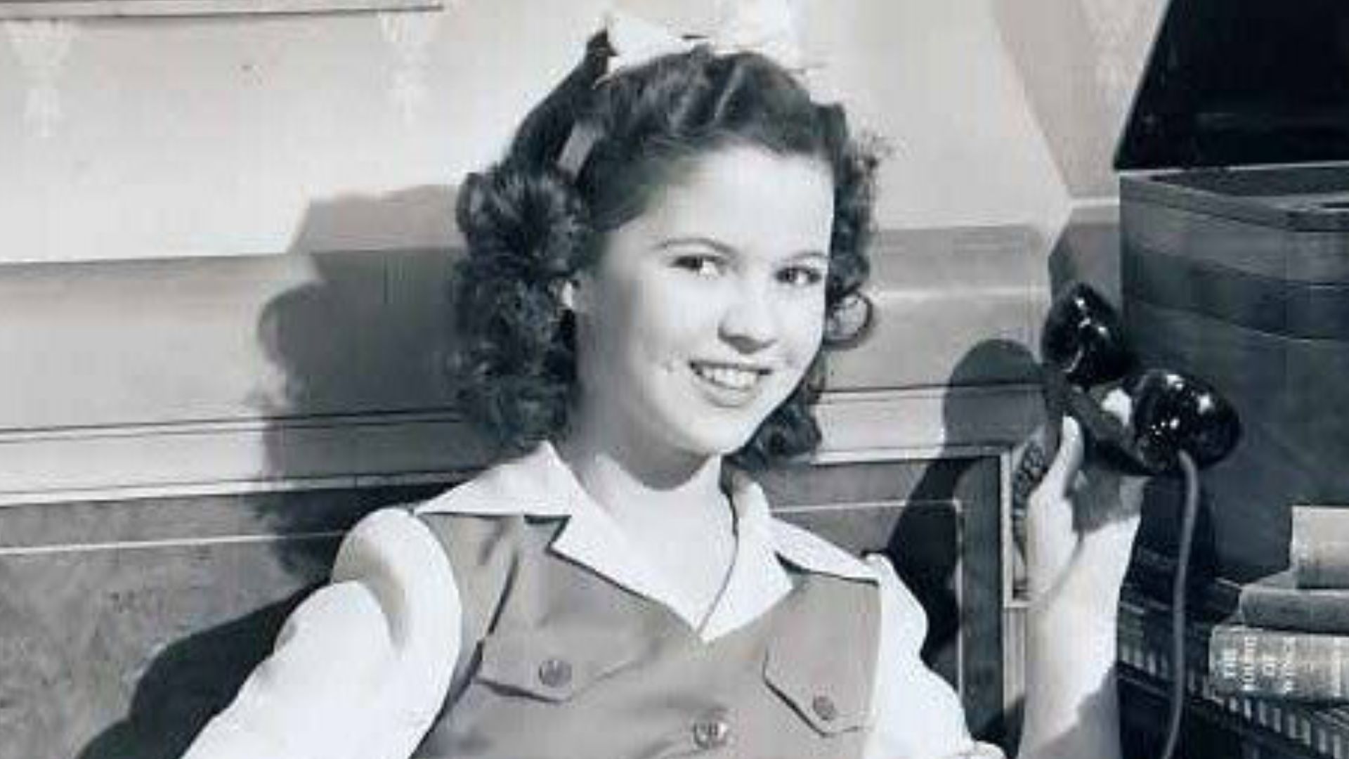 File:Press photo of Shirley Temple in Miss Annie Rooney.jpg