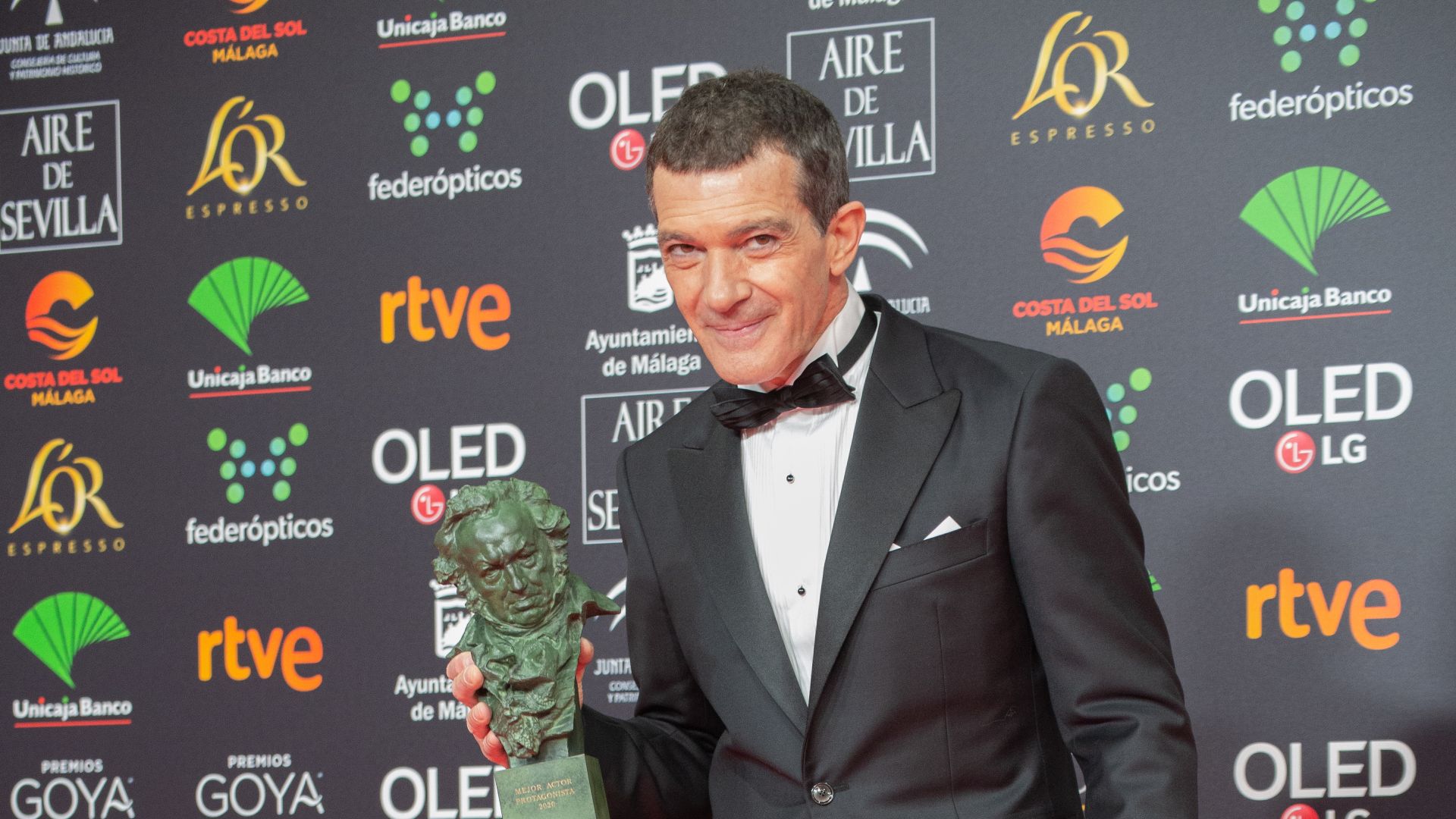 File:Premios Goya 2020 - Antonio Banderas.jpg