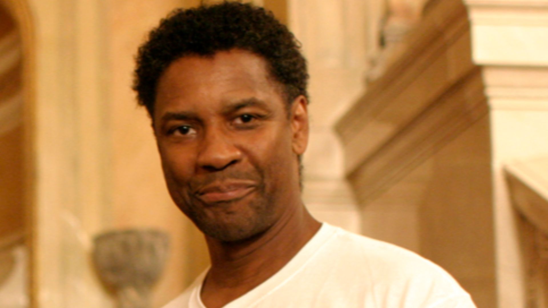 File:Denzel Washington on the set of