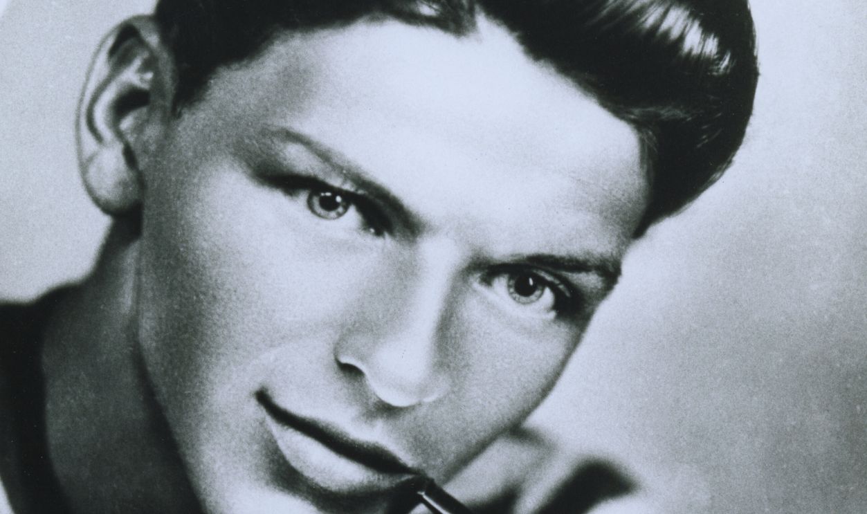 Gettyimages - 1291357757, Frank Sinatra vers 1936 Le chanteur américain Frank Sinatra pose en tenant une pipe dans sa bouche vers 1936, Etats-Unis.