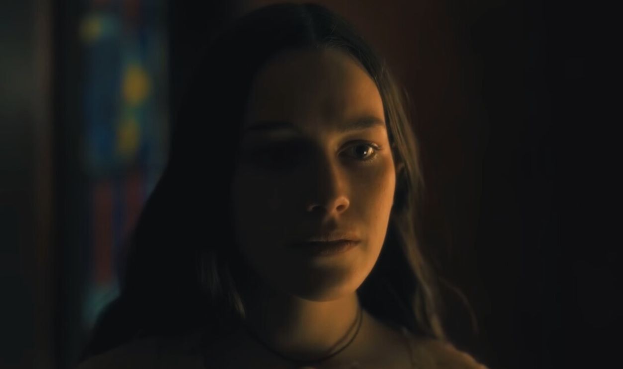 “The Haunting of Hill House”: Nell Is the Bent-Neck Lady