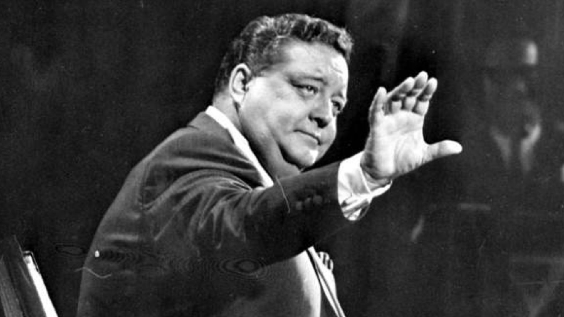 File:Jackie Gleason on set.jpg