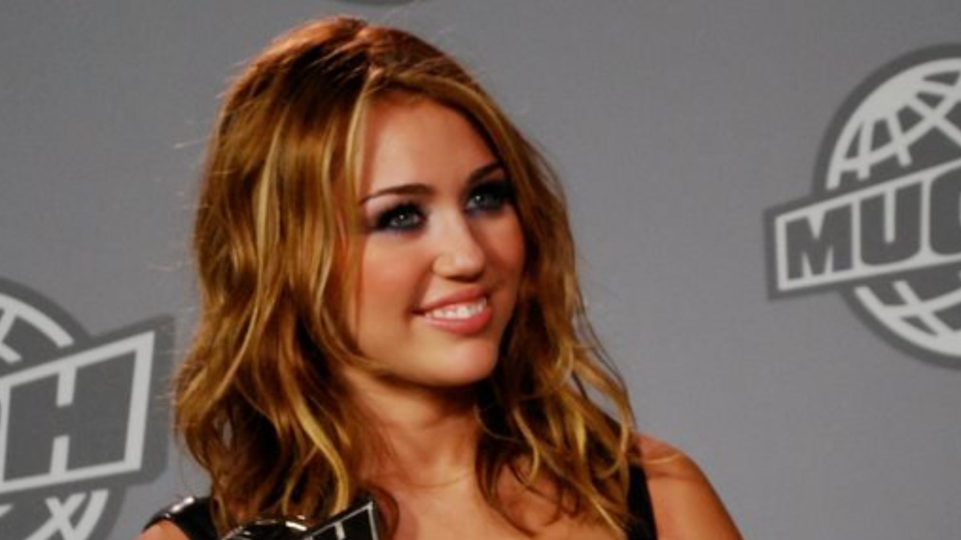 File:Miley Cyrus at 2010 MMVA with award.jpg