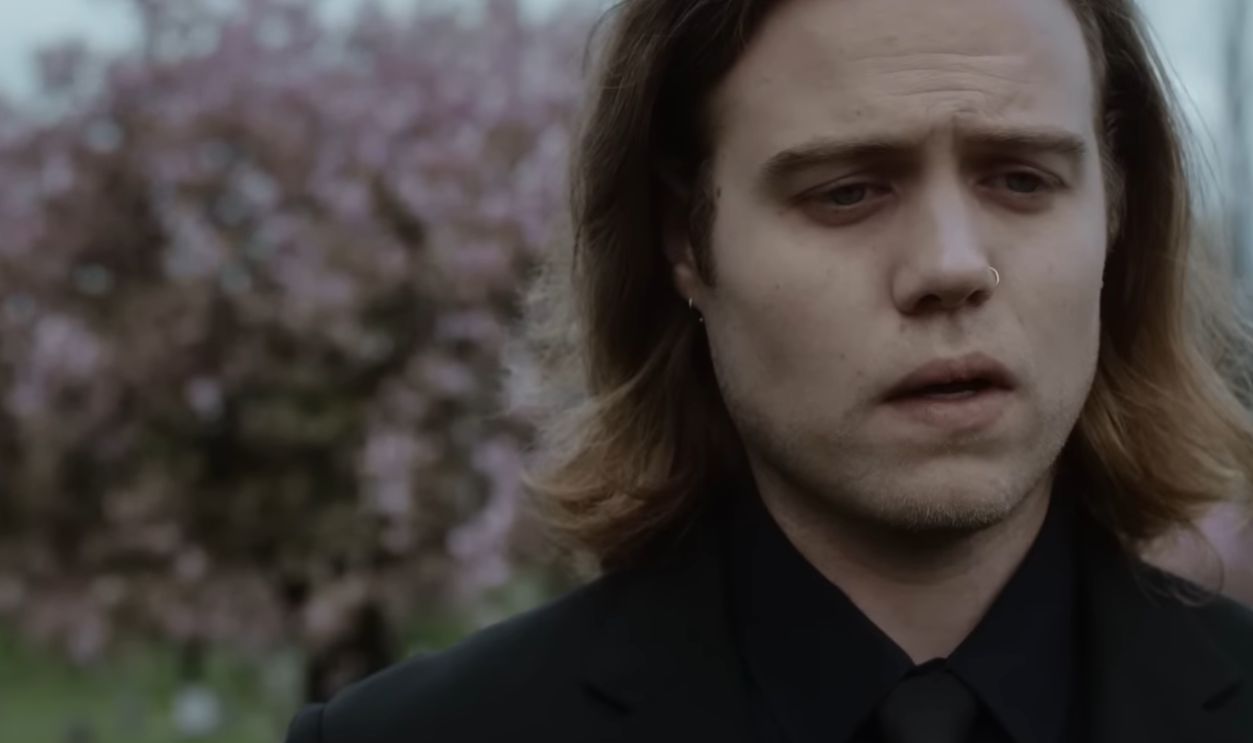 Screenshot from Travelers (2016–2018)