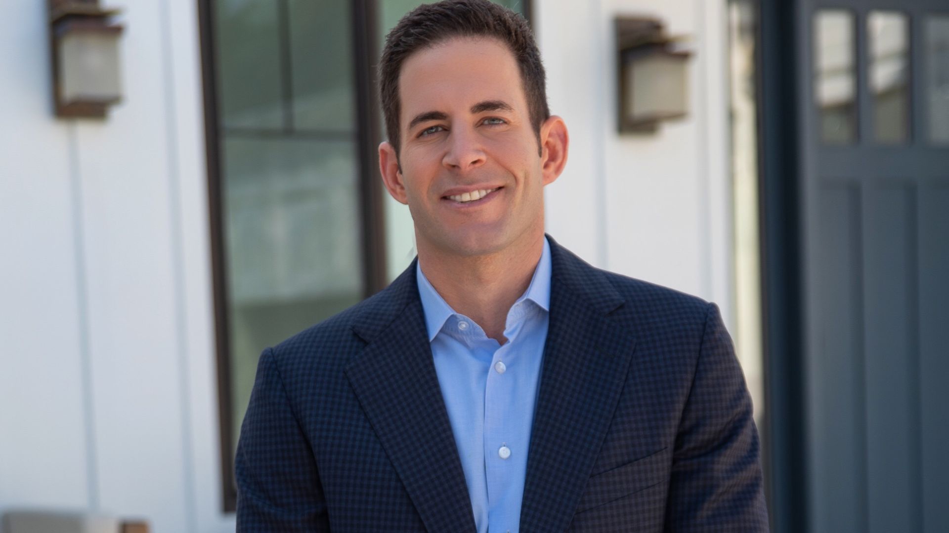 File:Tarek El Moussa outside.jpg