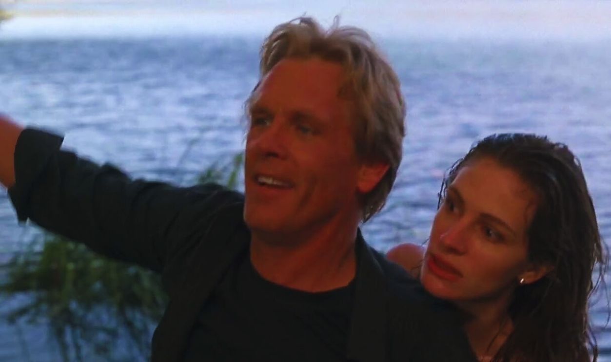 Screenshot from I Love Trouble (1994)