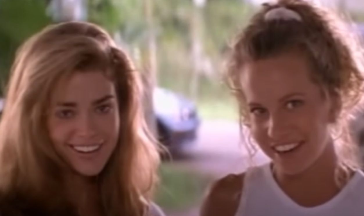 Screenshot from Wild Things (1998)