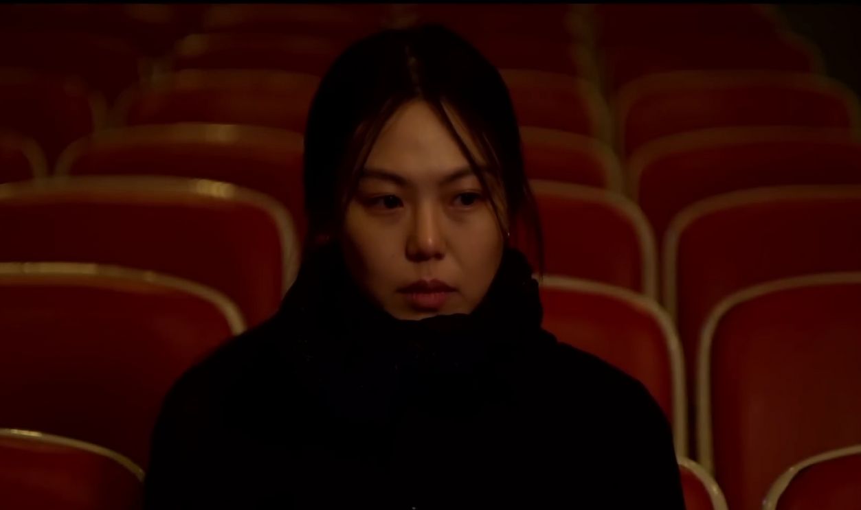  Screenshot from On the Beach at Night Alone (2017)