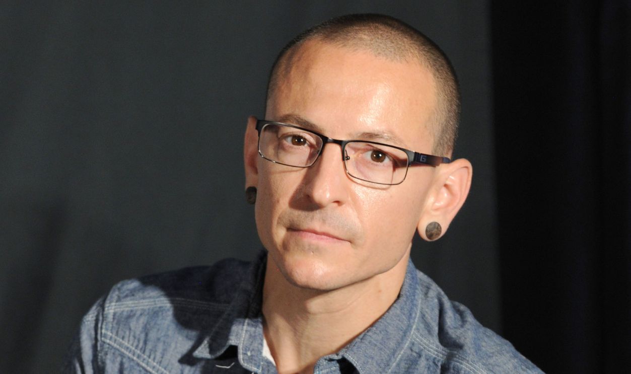  Singer Chester Bennington attends Linkin Park's induction into the Rockwalk at Guitar Center on June 18, 2014 in Hollywood, California