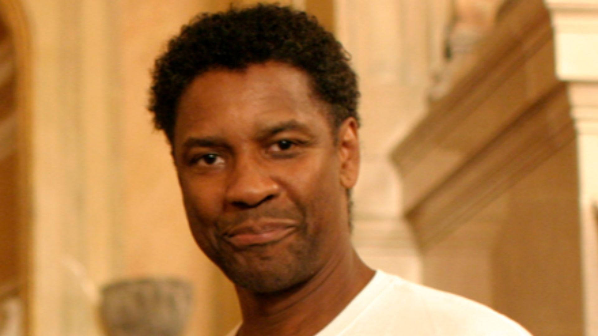 File:Denzel Washington on the set of