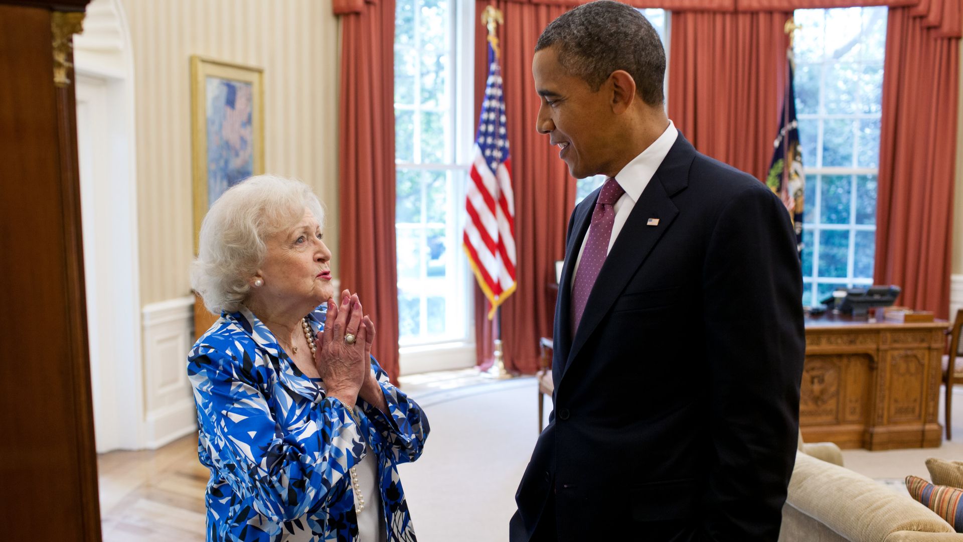 File:Betty White and Barack Obama in the Oval Office.jpg