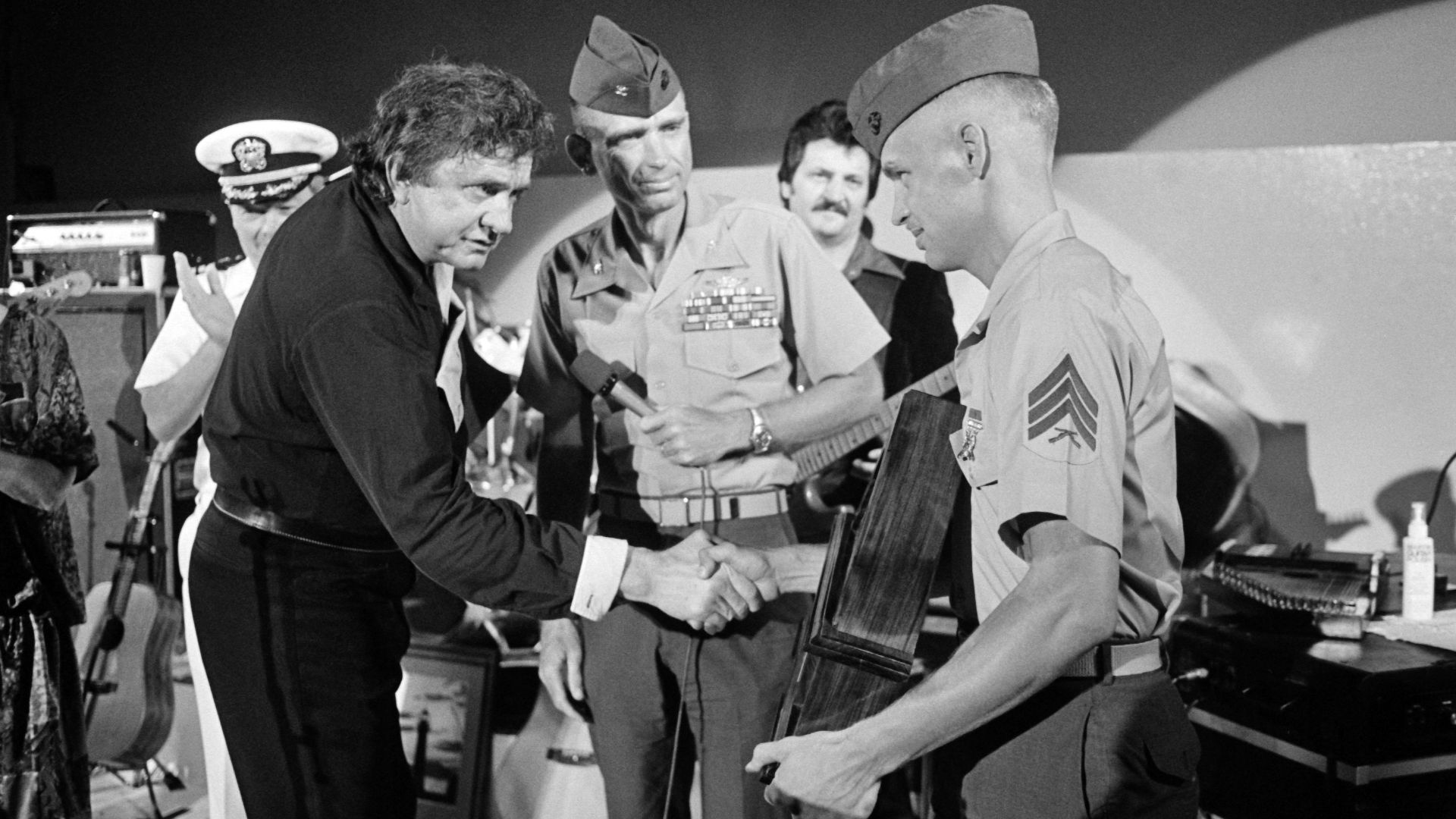 File:Johnny Cash receives an award from a Marine sergeant.jpg