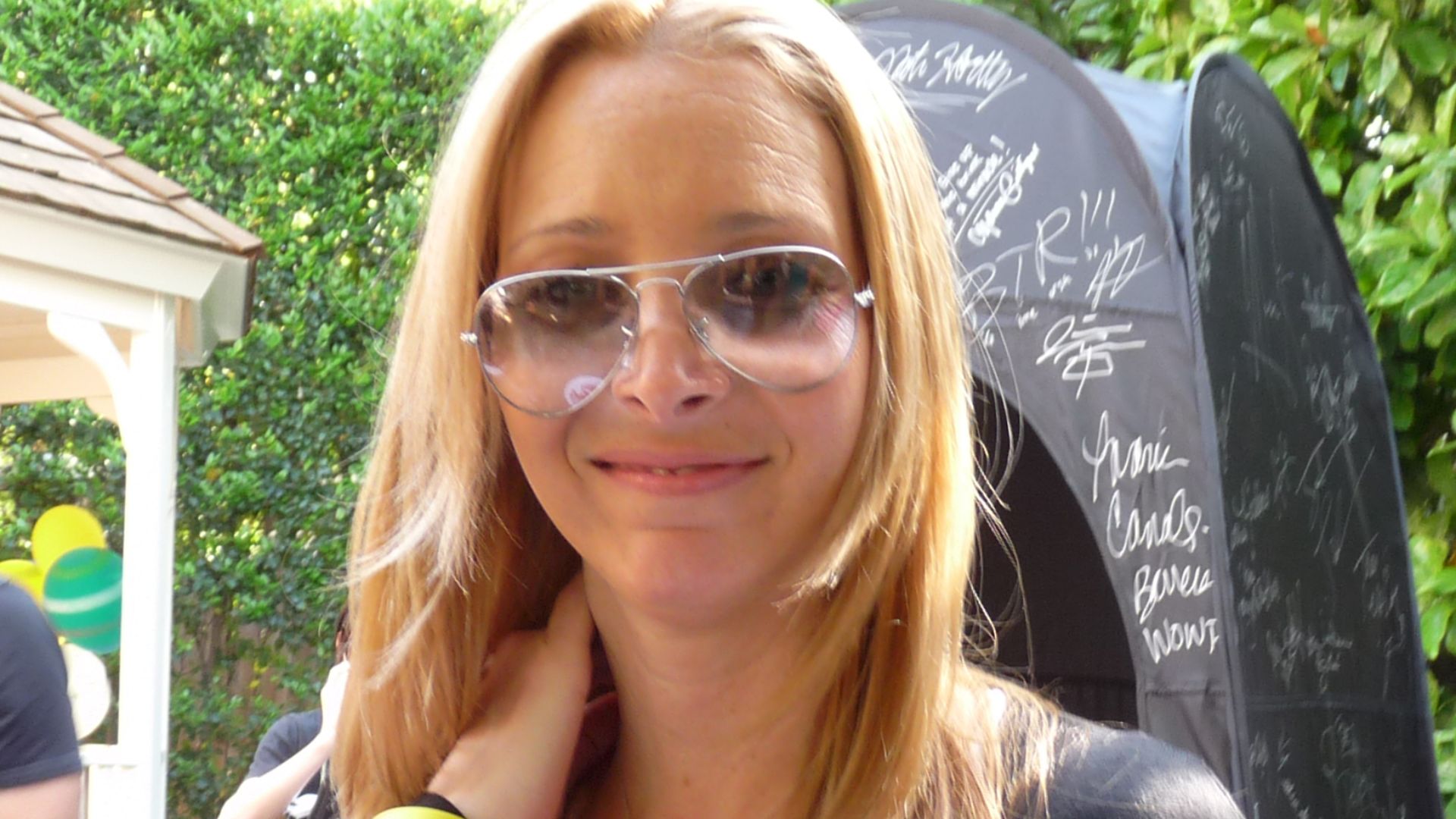 File:Lisa Kudrow with DaddyCakes.jpg