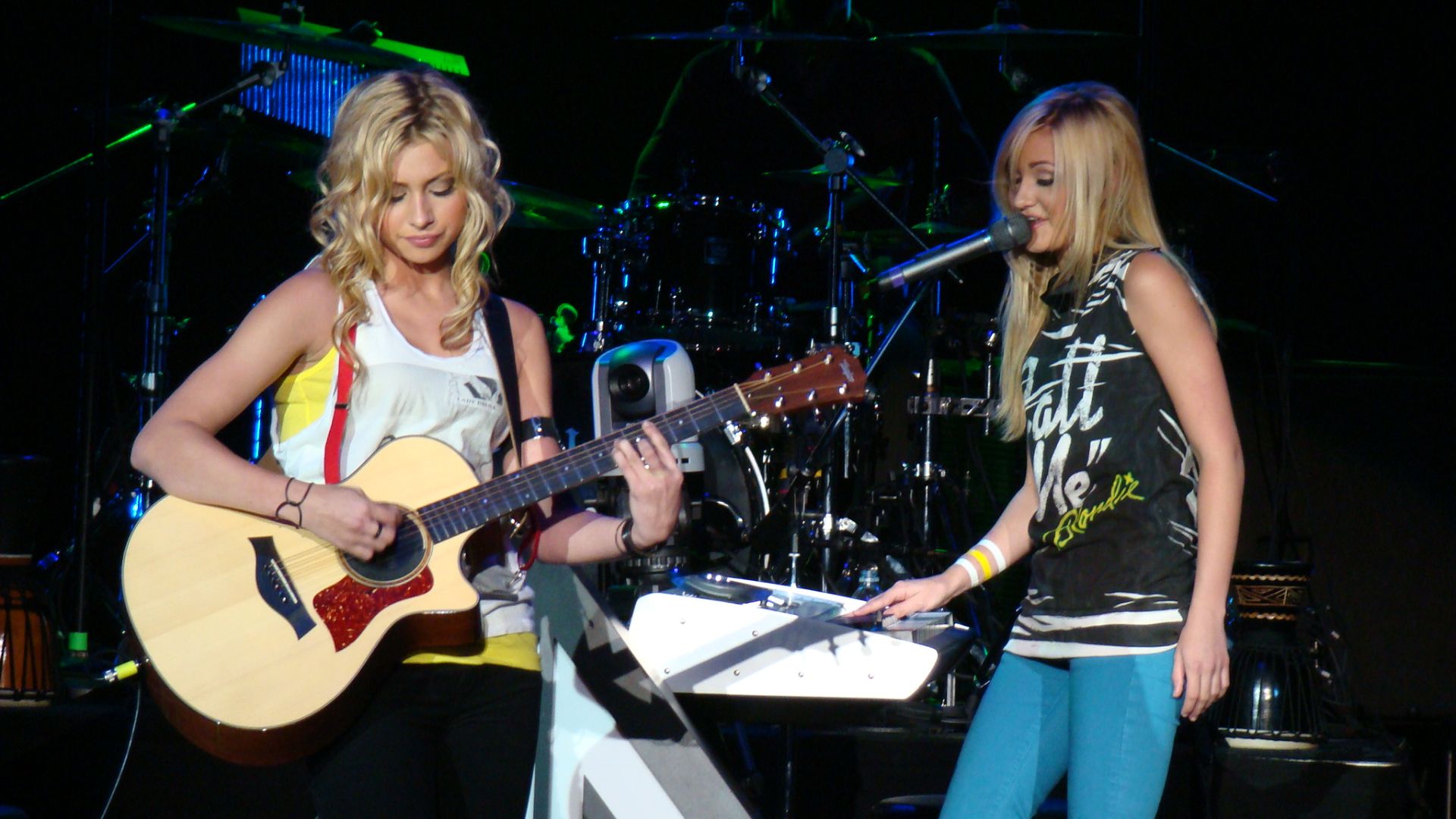 File:Alyson and AJ Michalka.jpg