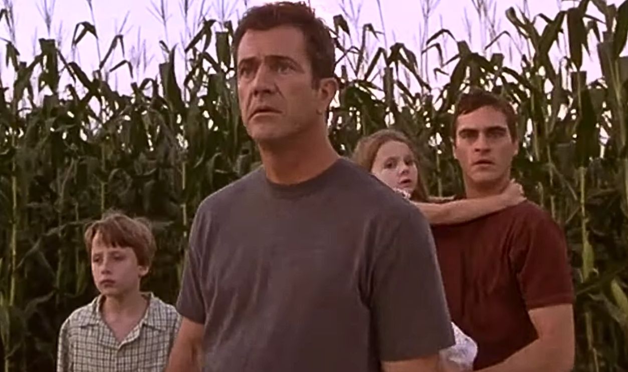 Screenshot from Signs (2002)