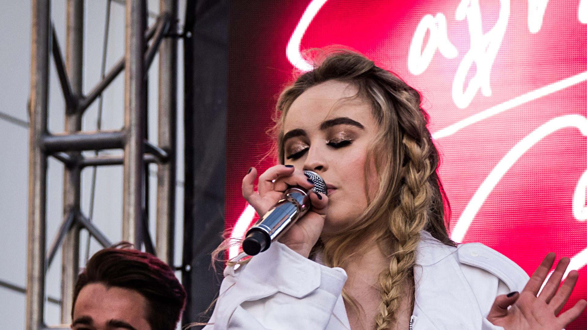File:Sabrina Carpenter 12-02-2016 -17 (31466424330).jpg