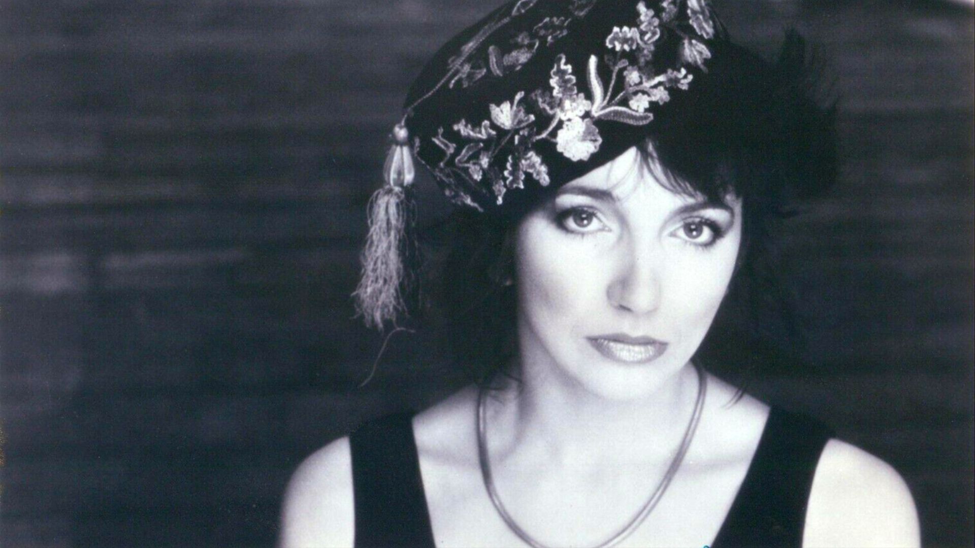 File:Kate Bush Hounds of Love (1985 EMI publicity photo) 02.jpg