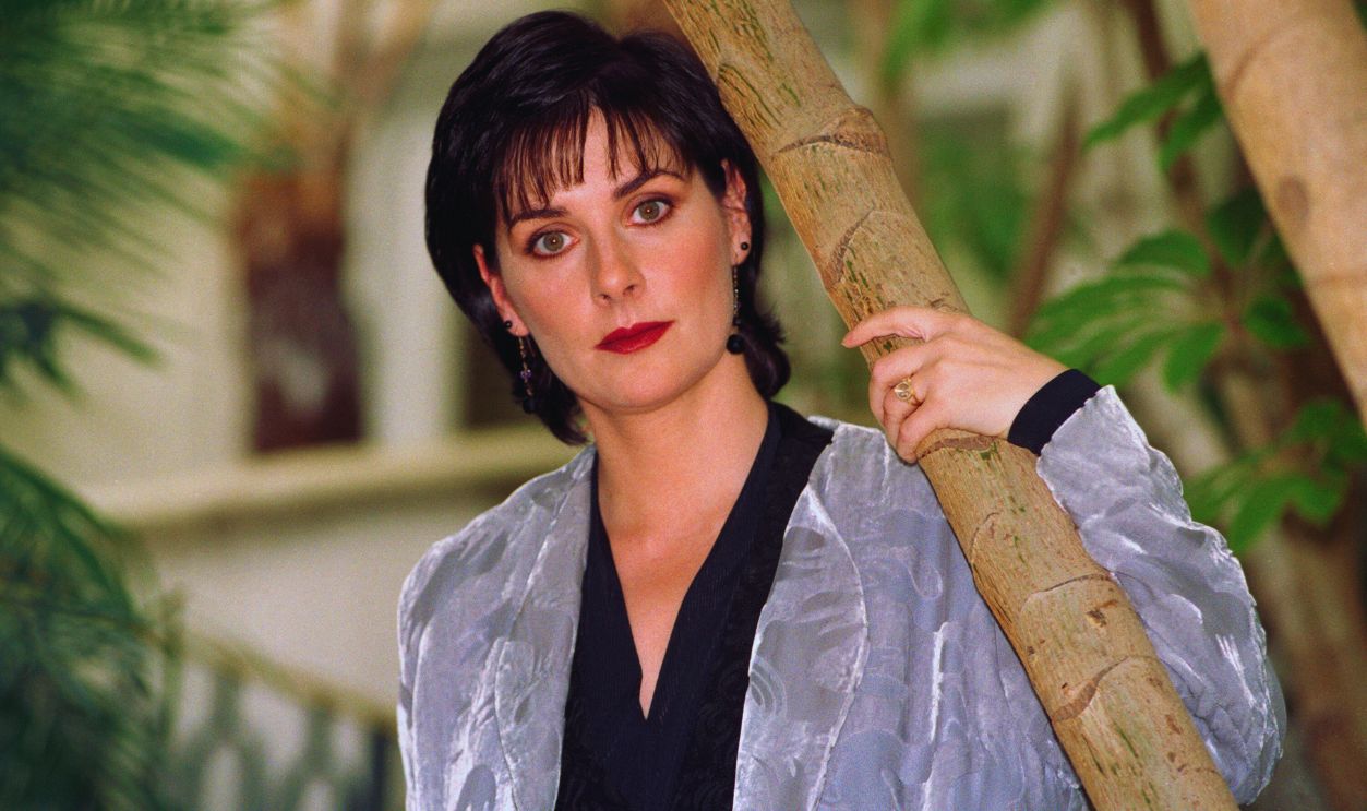 Gettyimages - 1387529910, Irish Singer and Musician Enya BEVERLY HILLS, CALIFORNIA - JANUARY 16 : Irish singer and musician Enya during photo shoot, January 16, 1996 in Beverly Hills, California. 